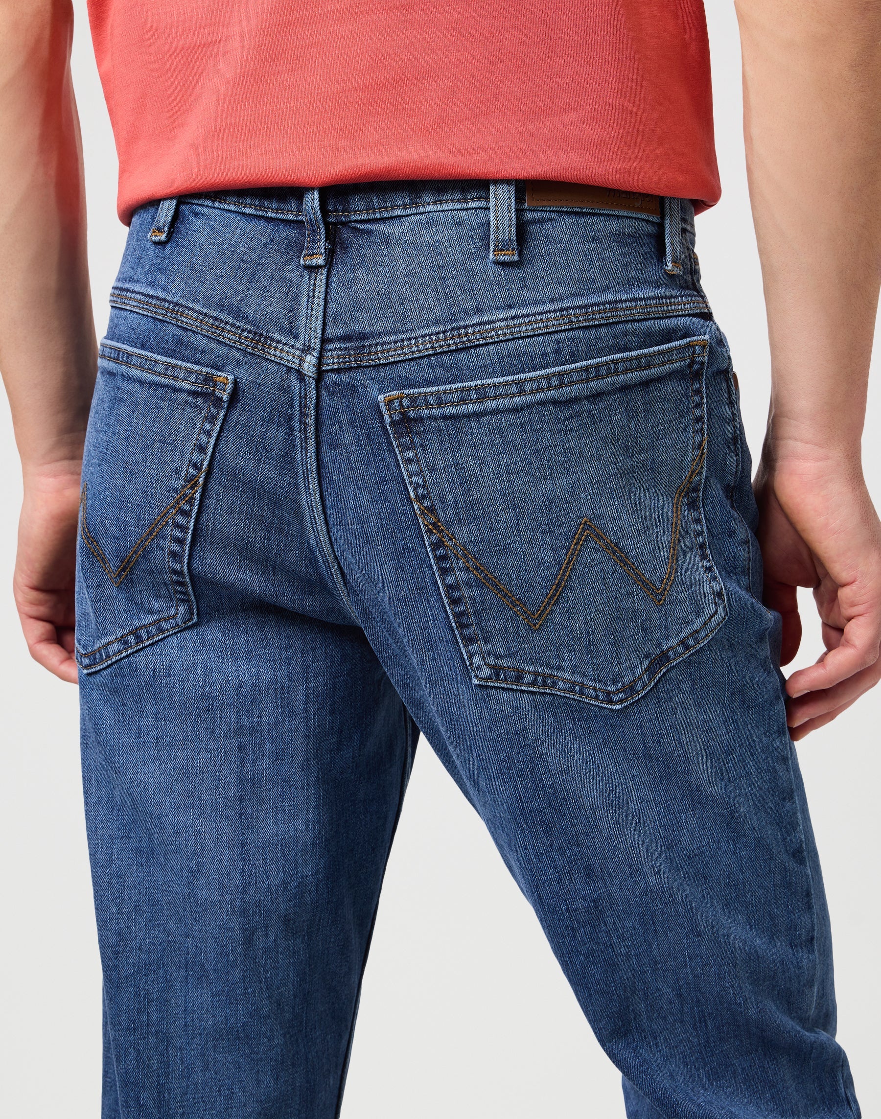 Autentici jeans dritti in pietra media Wrangler