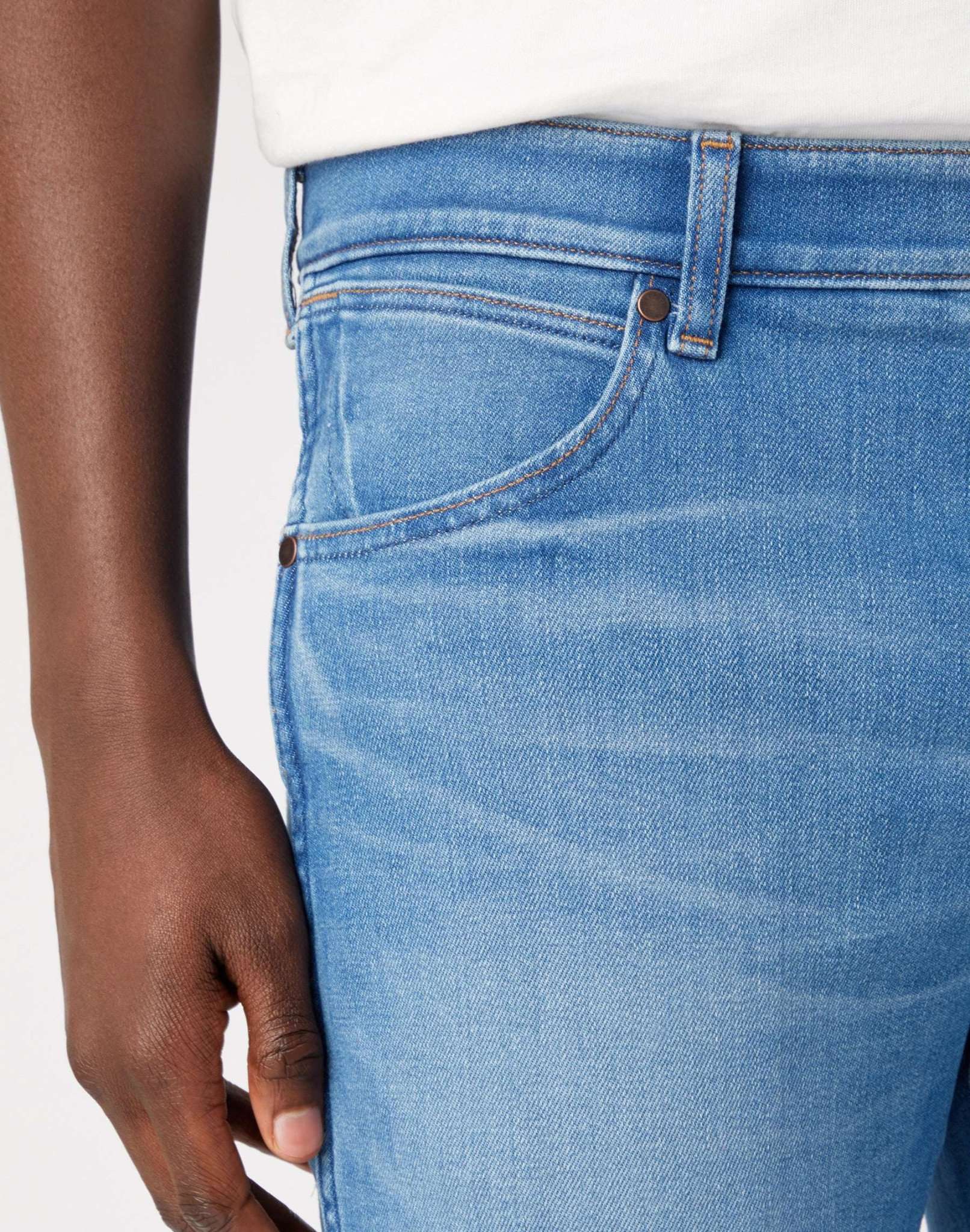 Larston in jeans cosmici Wrangler