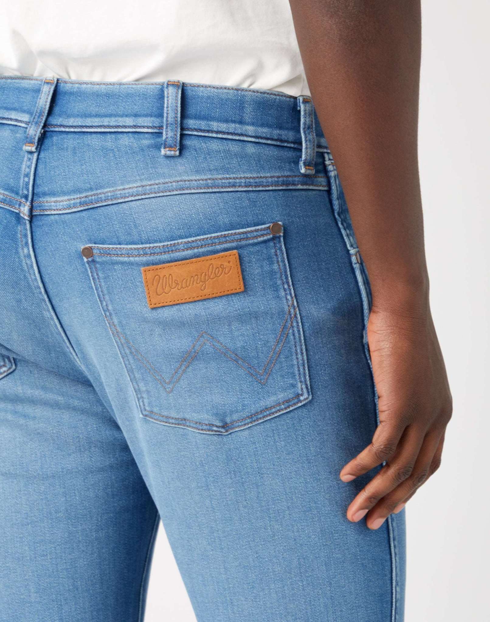 Larston in jeans cosmici Wrangler