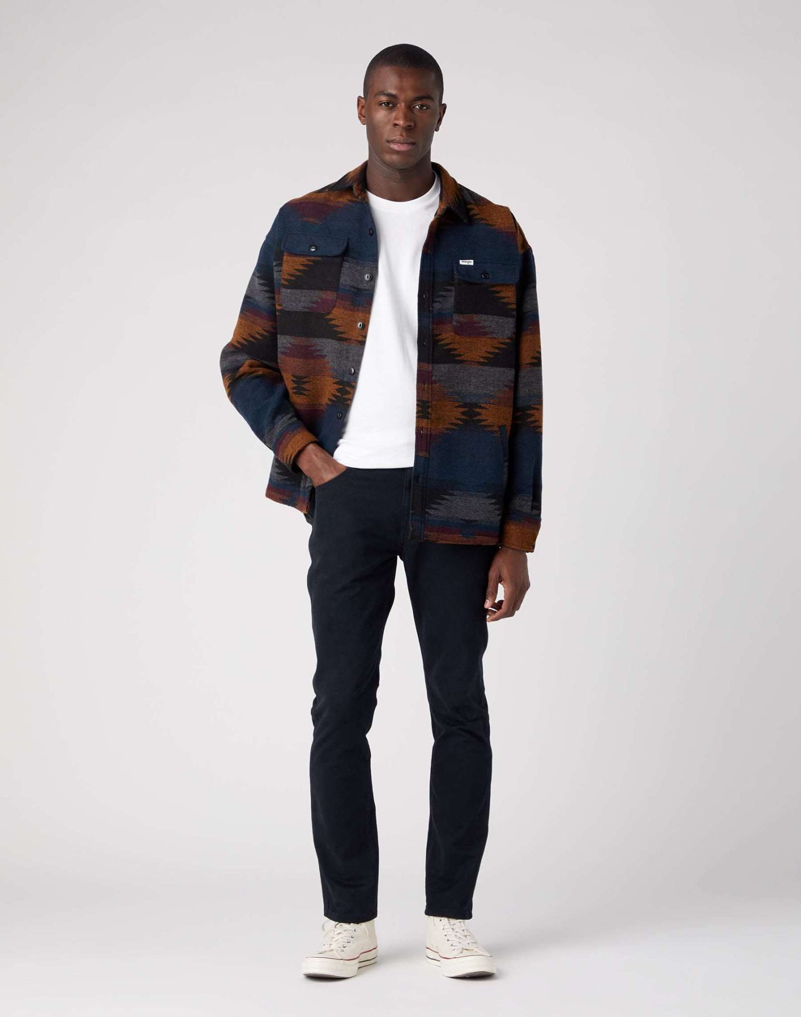 Larston in pantaloni neri Wrangler