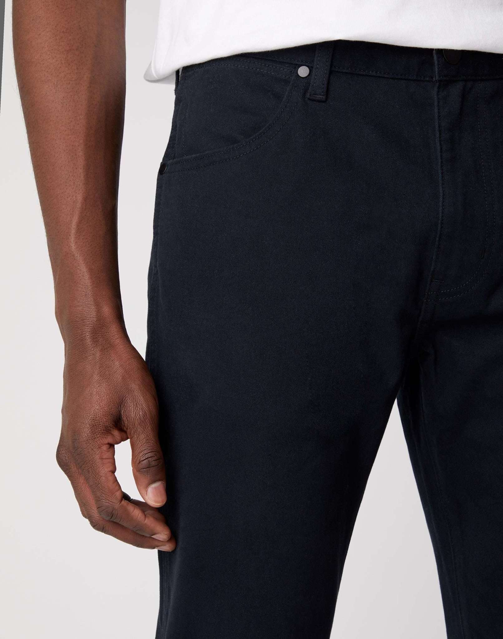 Larston in pantaloni neri Wrangler