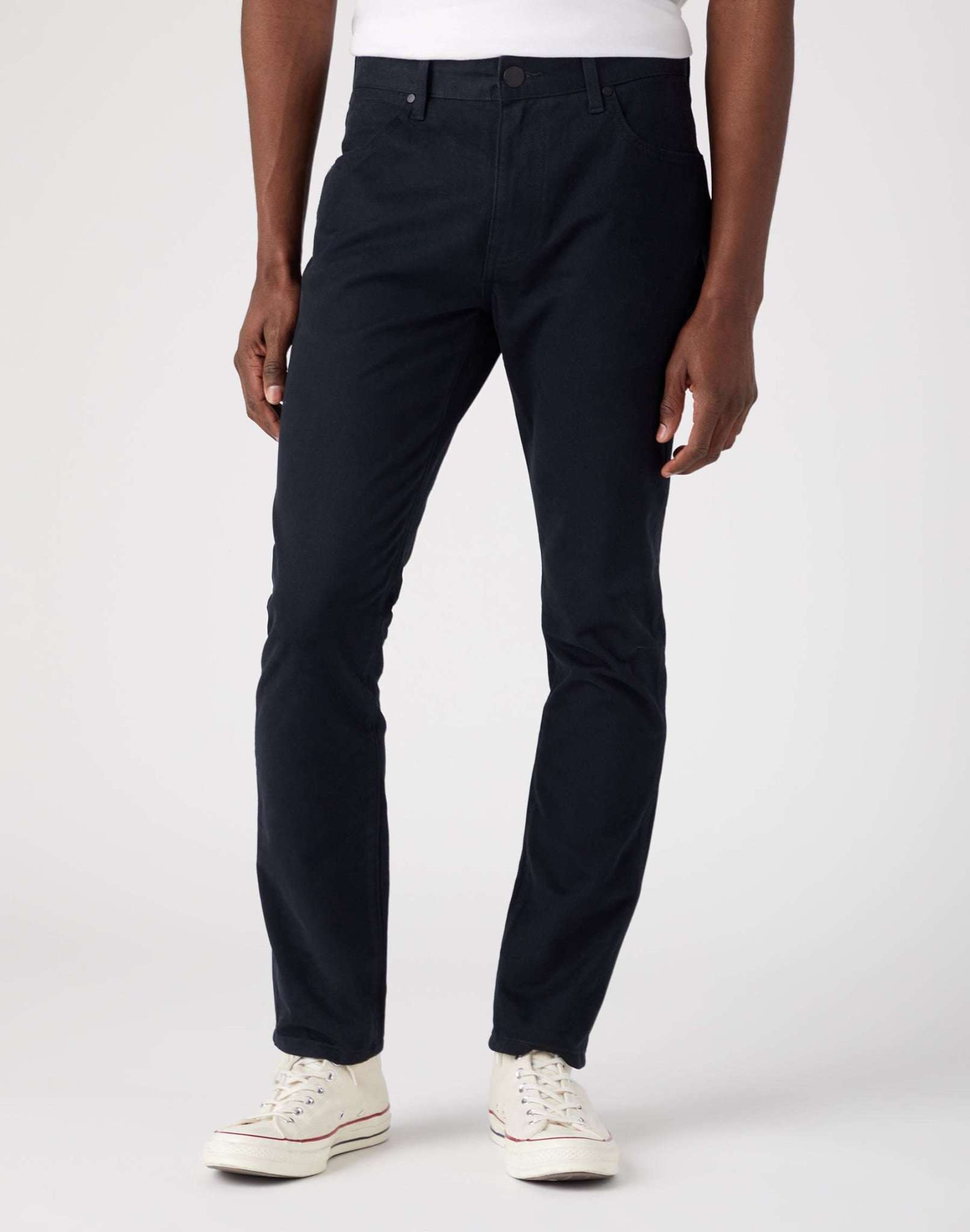 Larston in pantaloni neri Wrangler