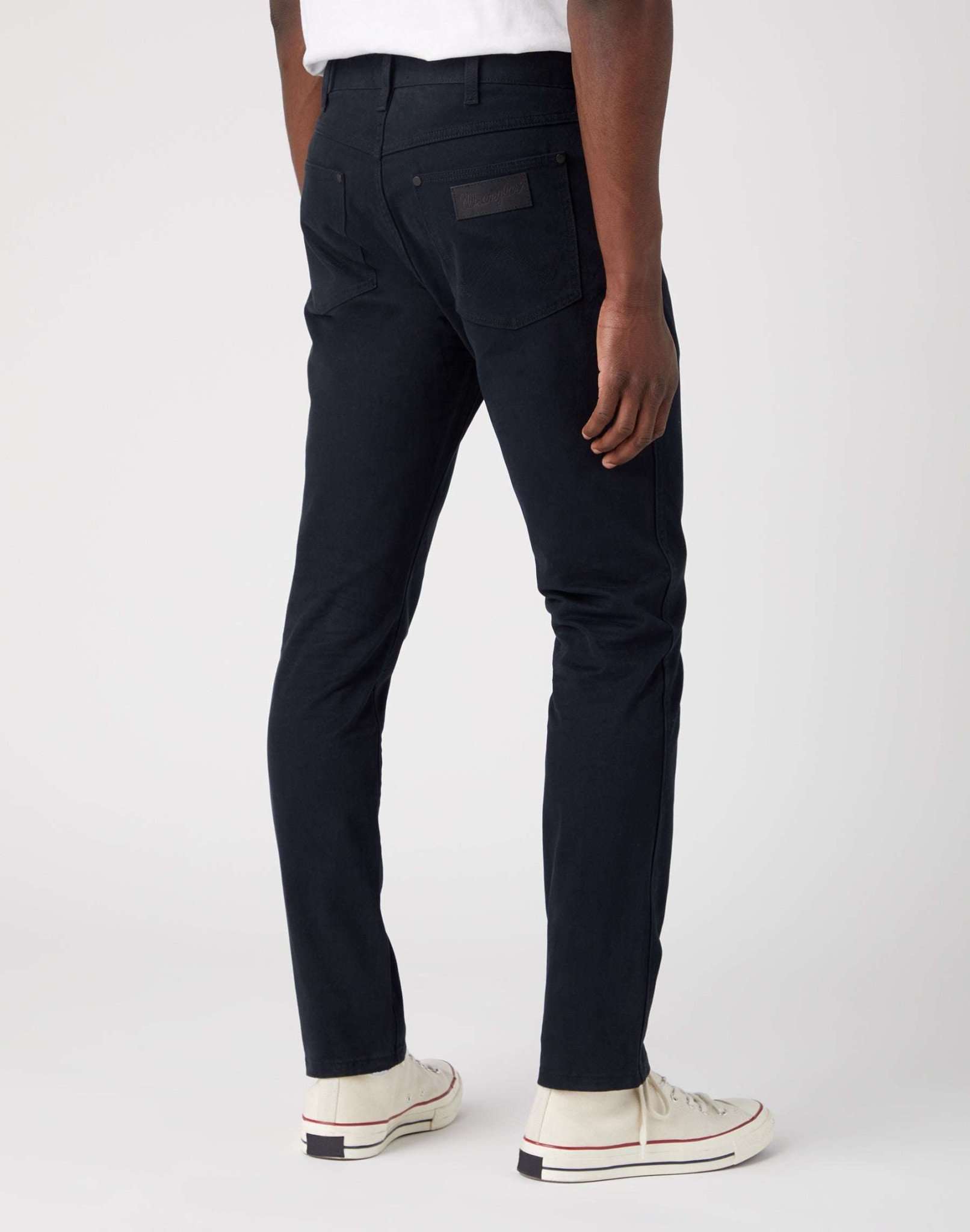 Larston in pantaloni neri Wrangler