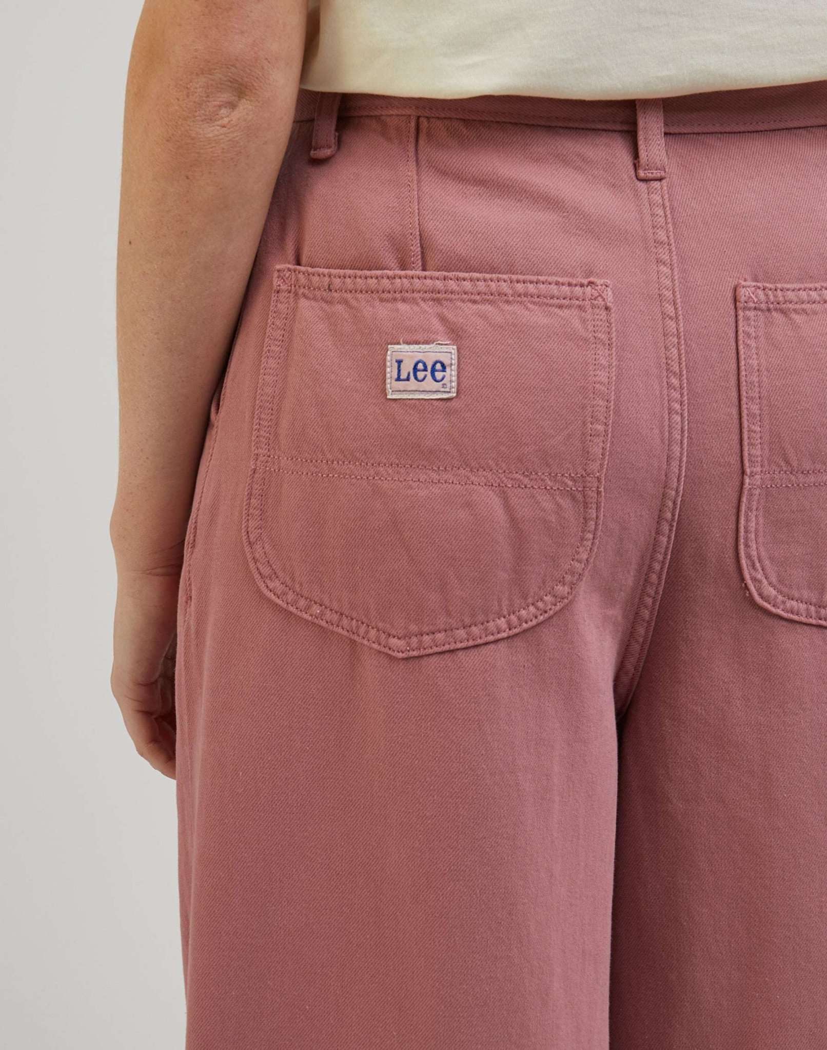 Pantaloni chino rilassati in malva scuro Lee