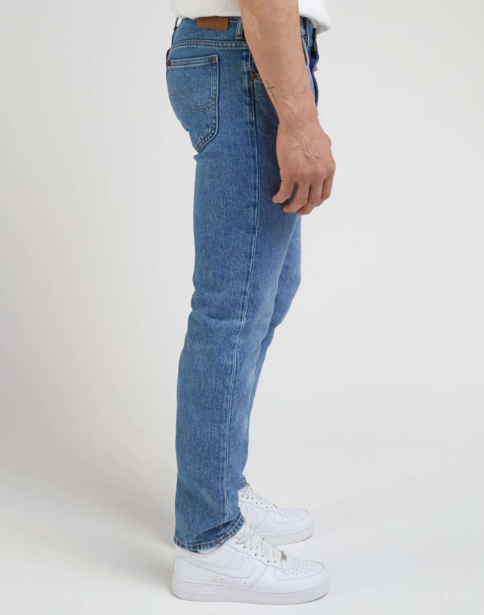 Cavaliere in jeans del centro Lee