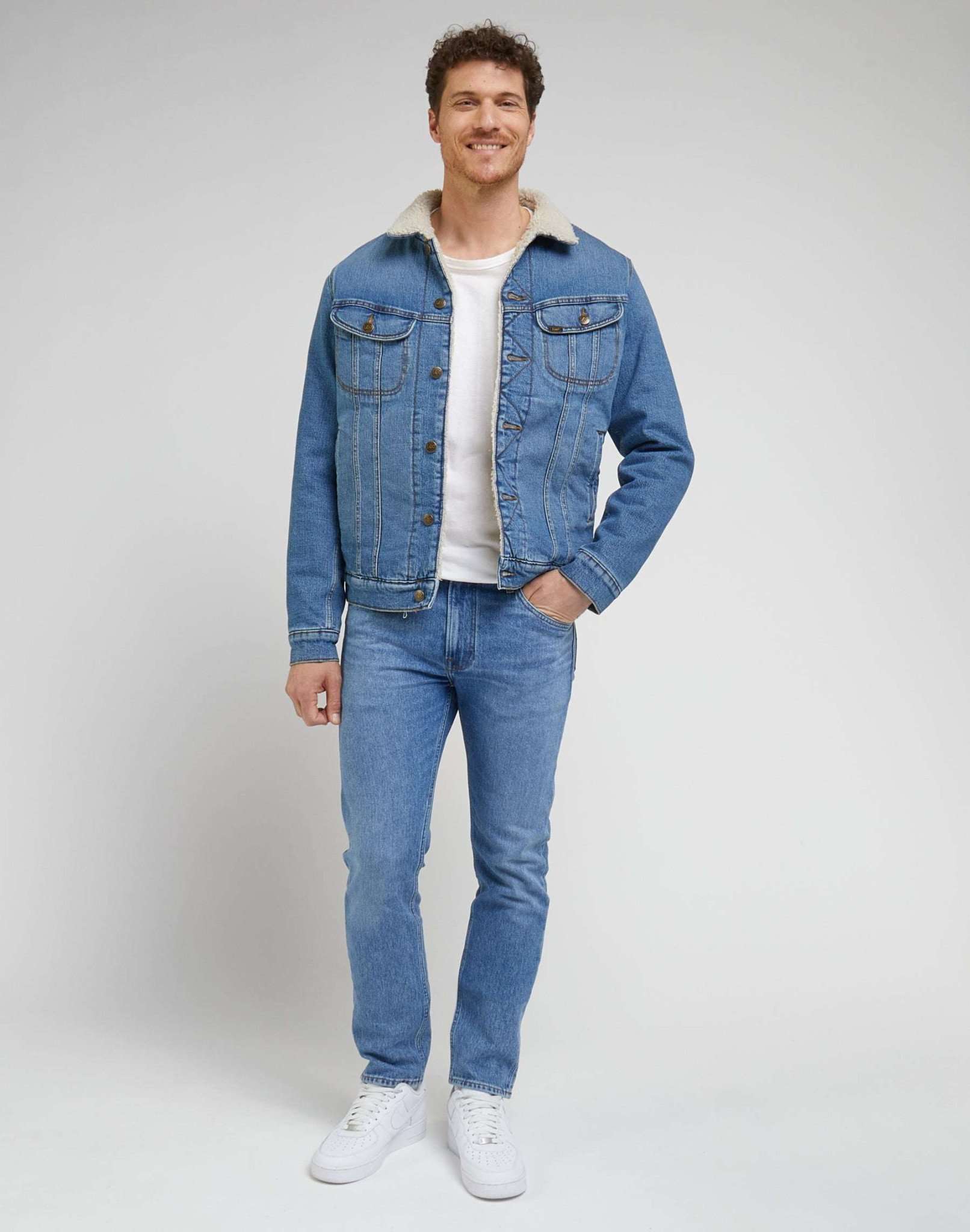 Cavaliere in jeans del centro Lee