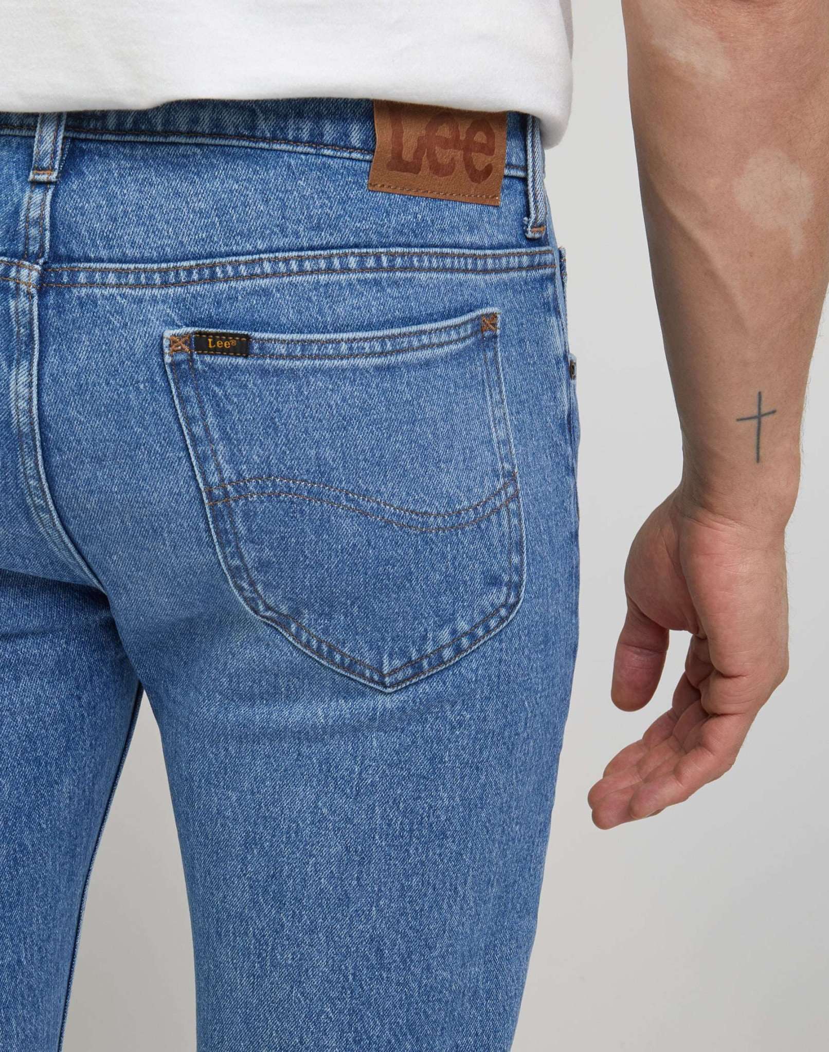 Cavaliere in jeans del centro Lee