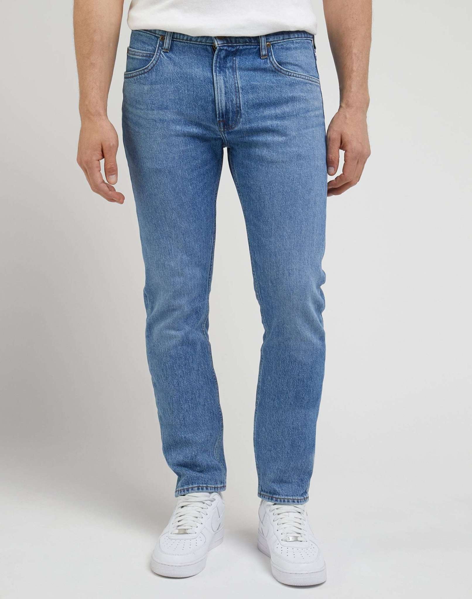 Cavaliere in jeans del centro Lee