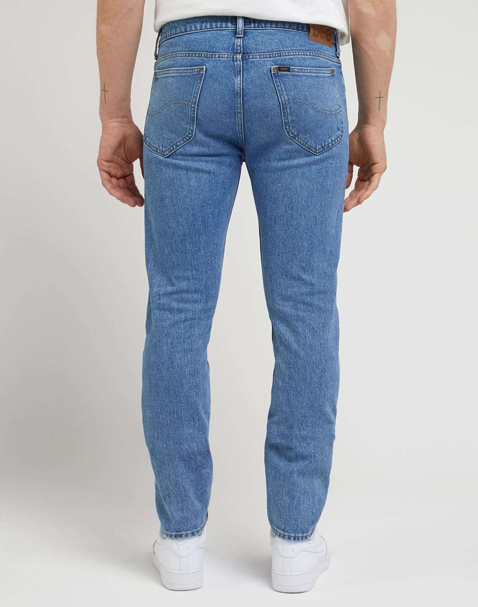 Cavaliere in jeans del centro Lee