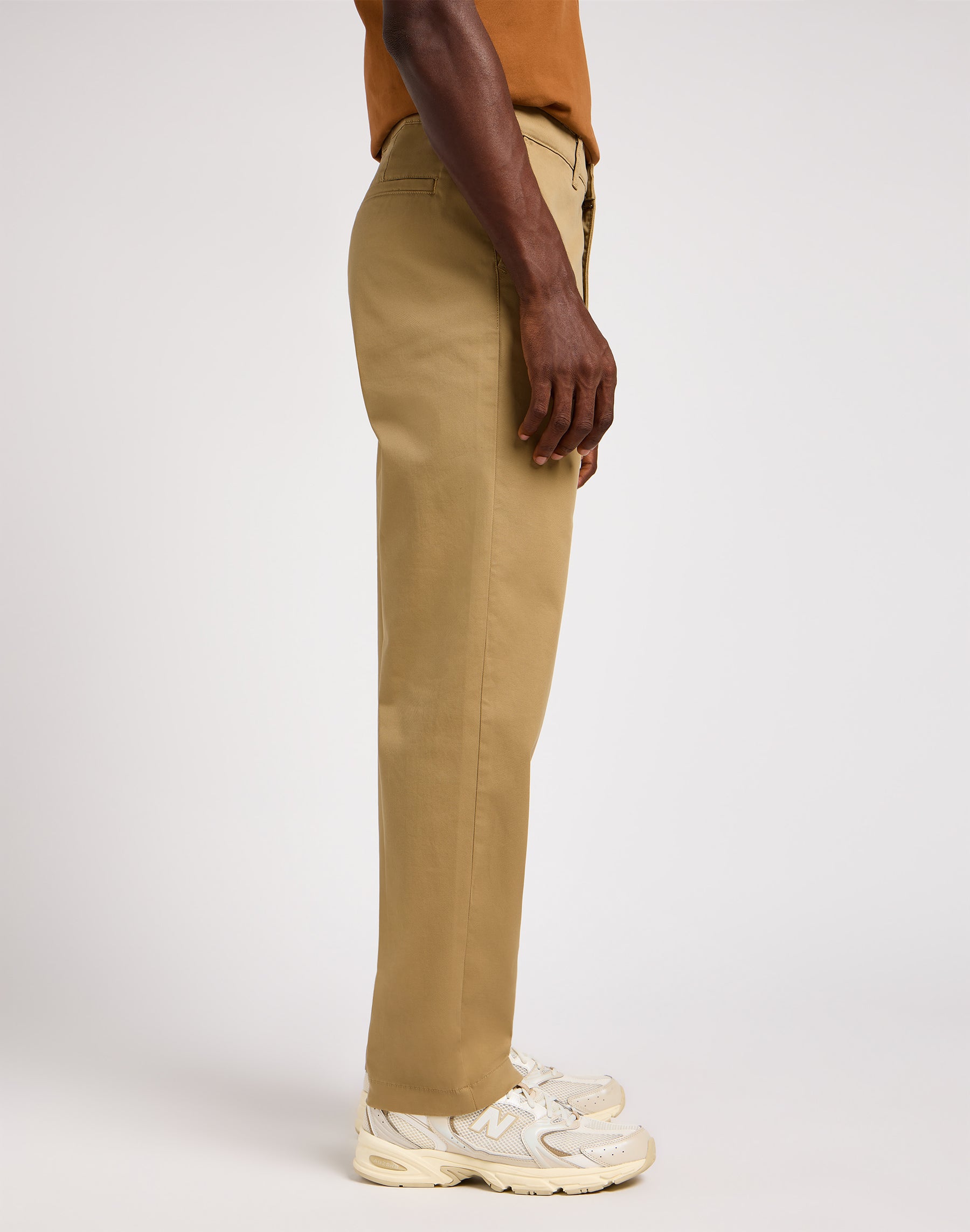 Pantaloni chino rilassati in argilla Lee