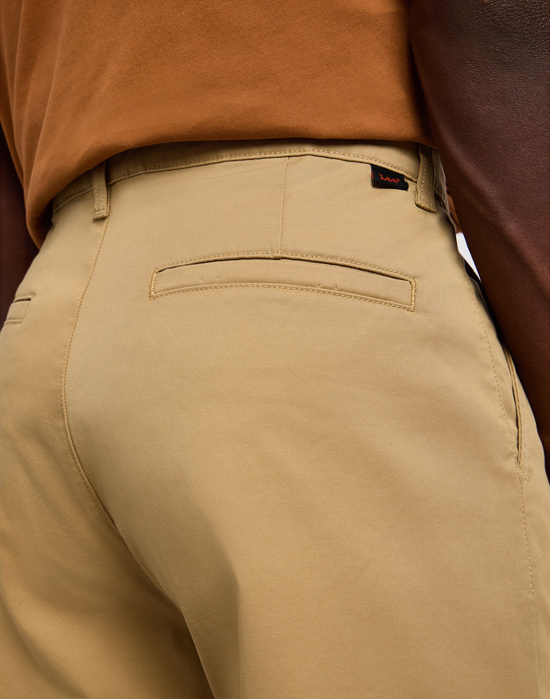 Pantaloni chino rilassati in argilla Lee