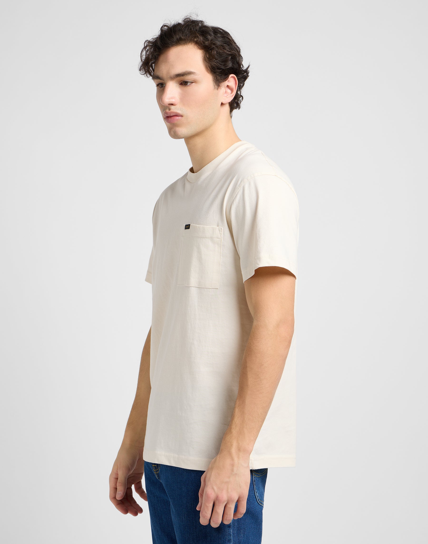 T-shirt con tasca rilassata in ecrù Lee