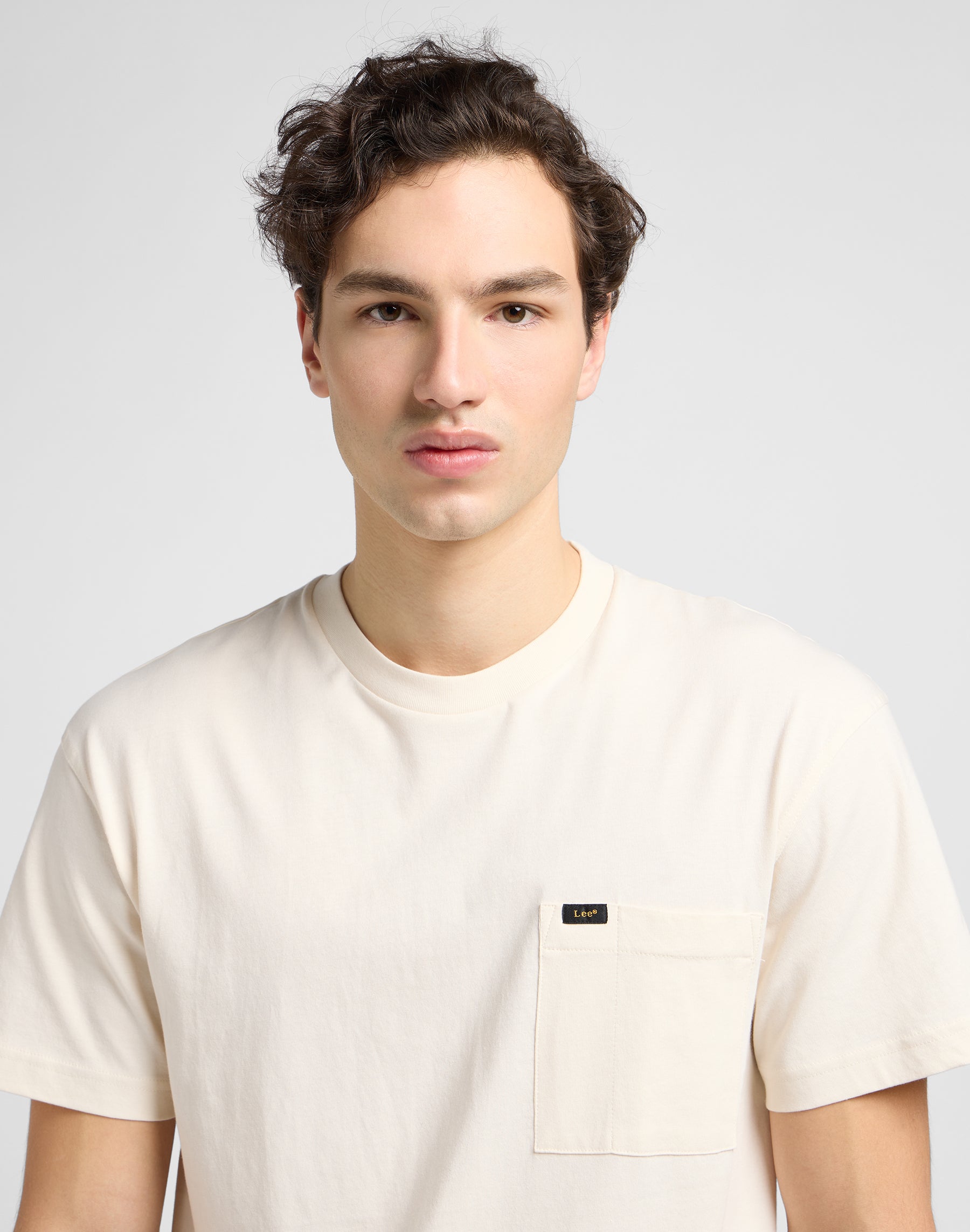 T-shirt con tasca rilassata in ecrù Lee