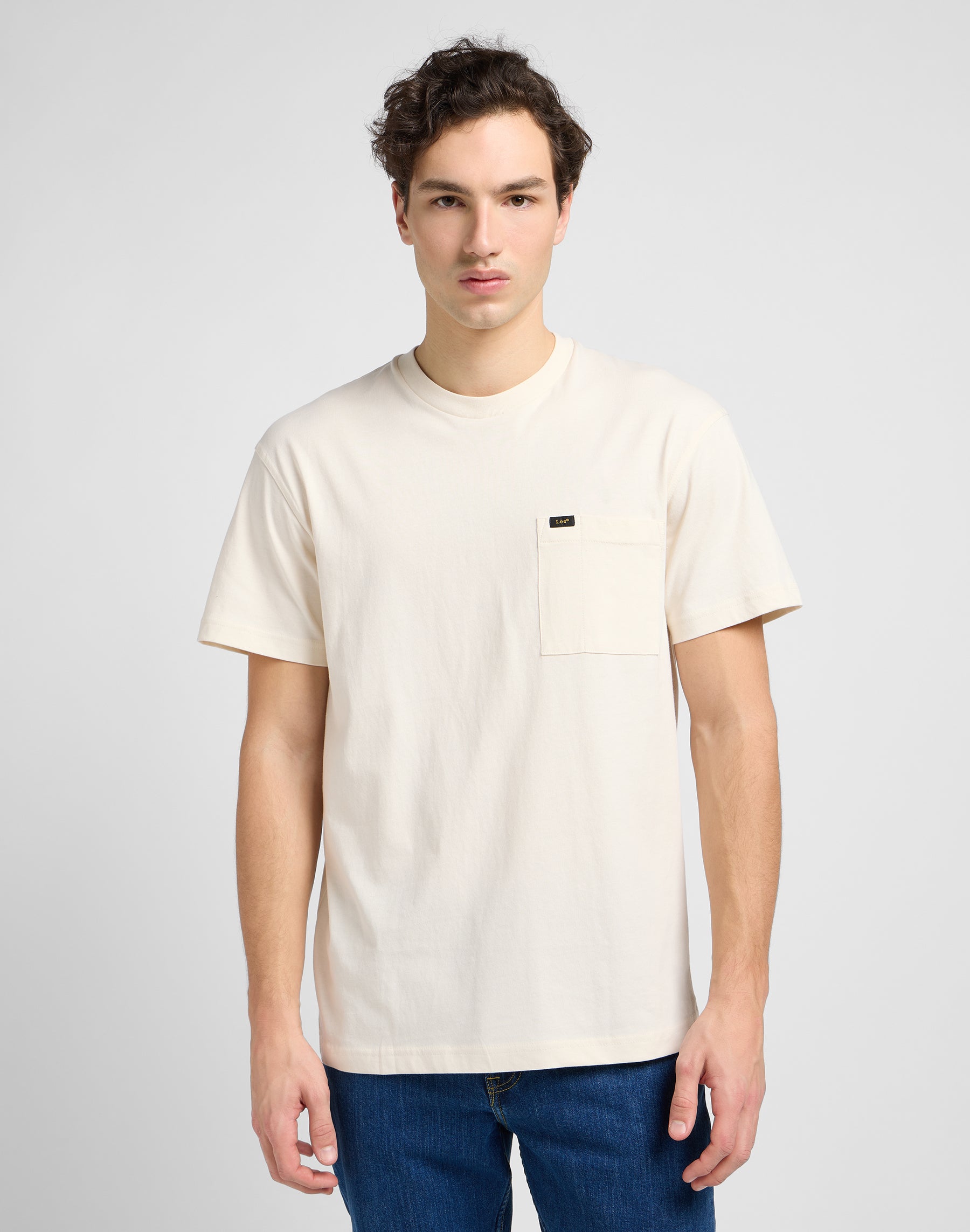 T-shirt con tasca rilassata in ecrù Lee