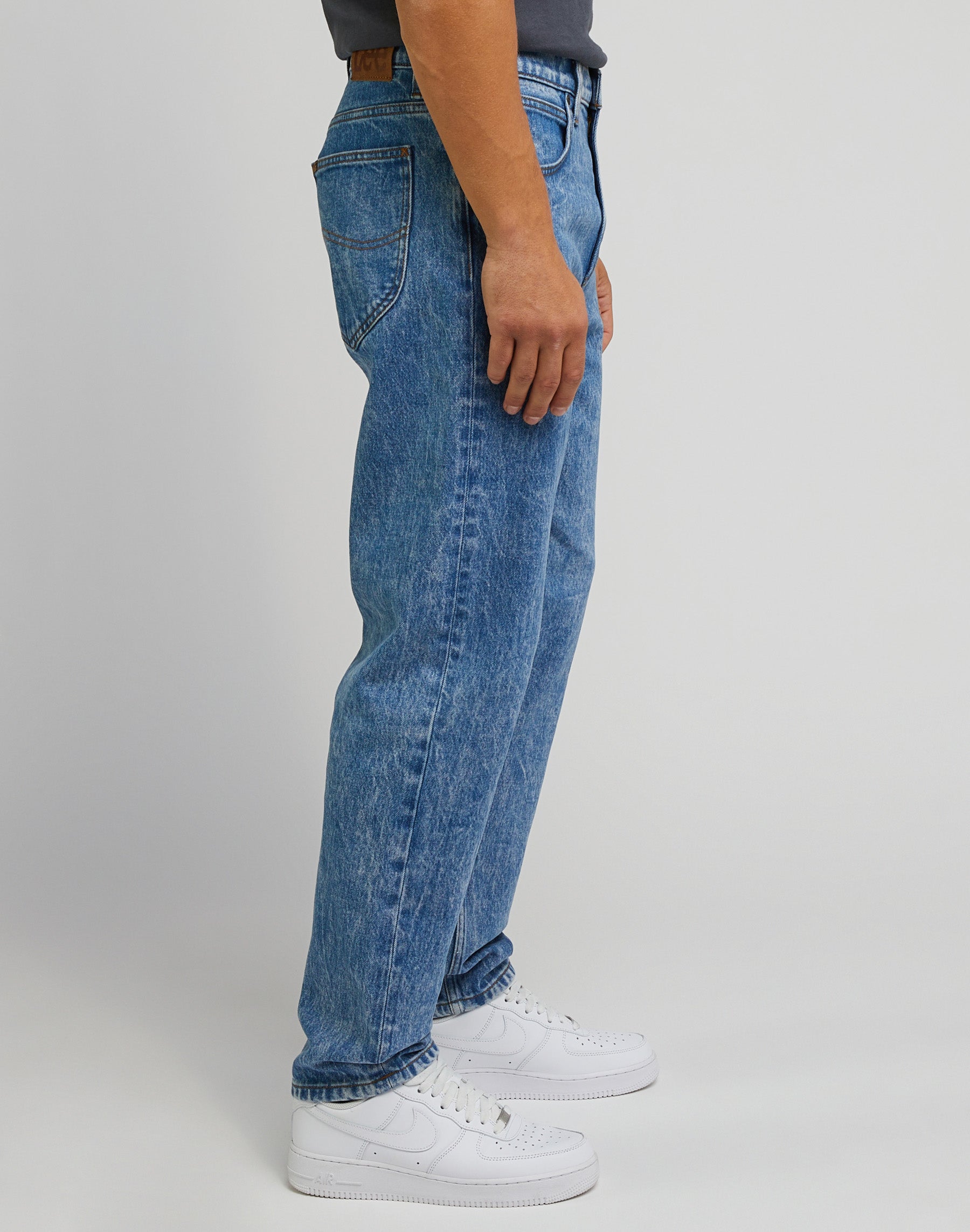Oscar in jeans in centro Lee