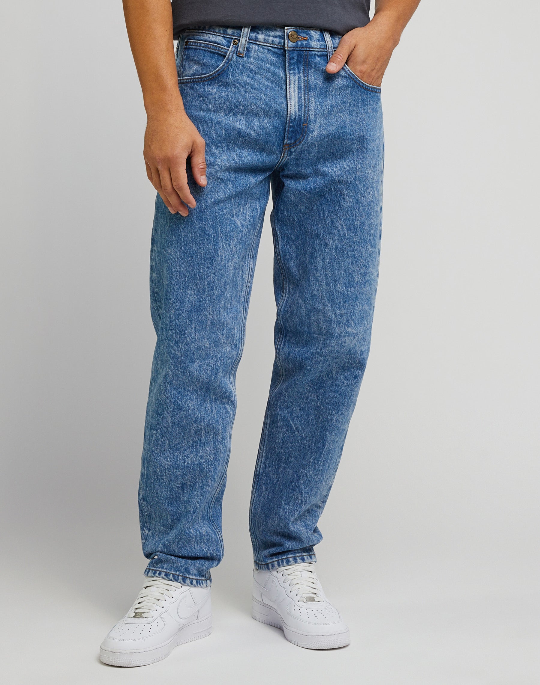 Oscar in jeans in centro Lee