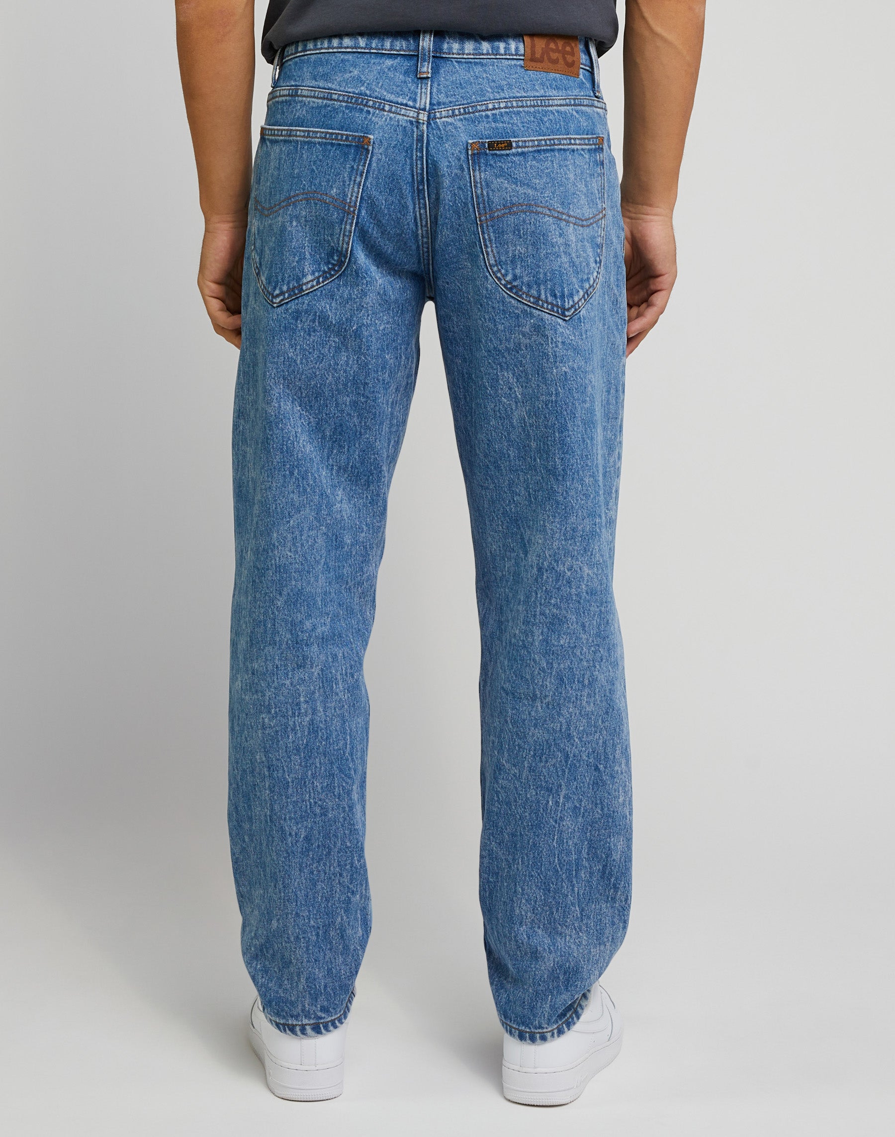 Oscar in jeans in centro Lee