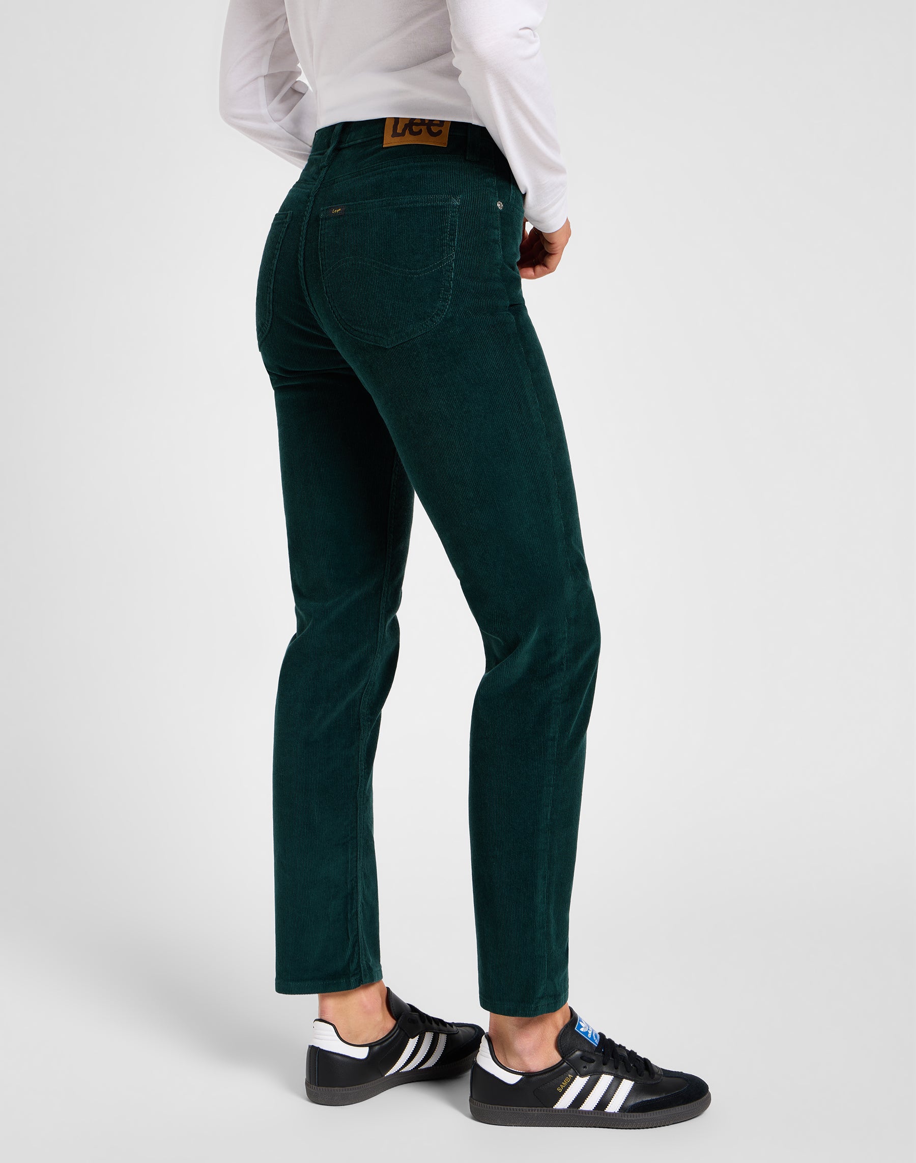 Carol in pantaloni color canna di fucile Lee