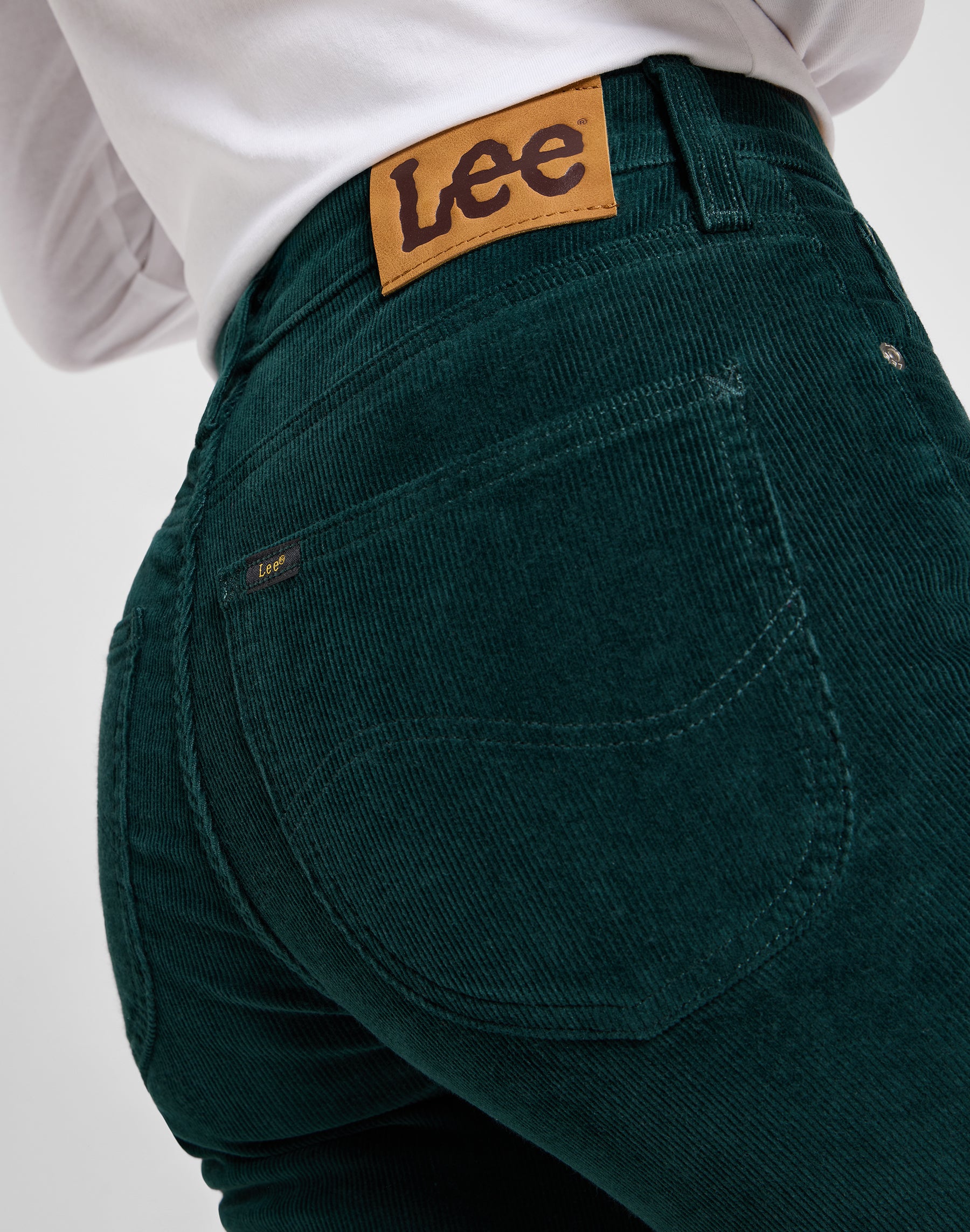 Carol in pantaloni color canna di fucile Lee