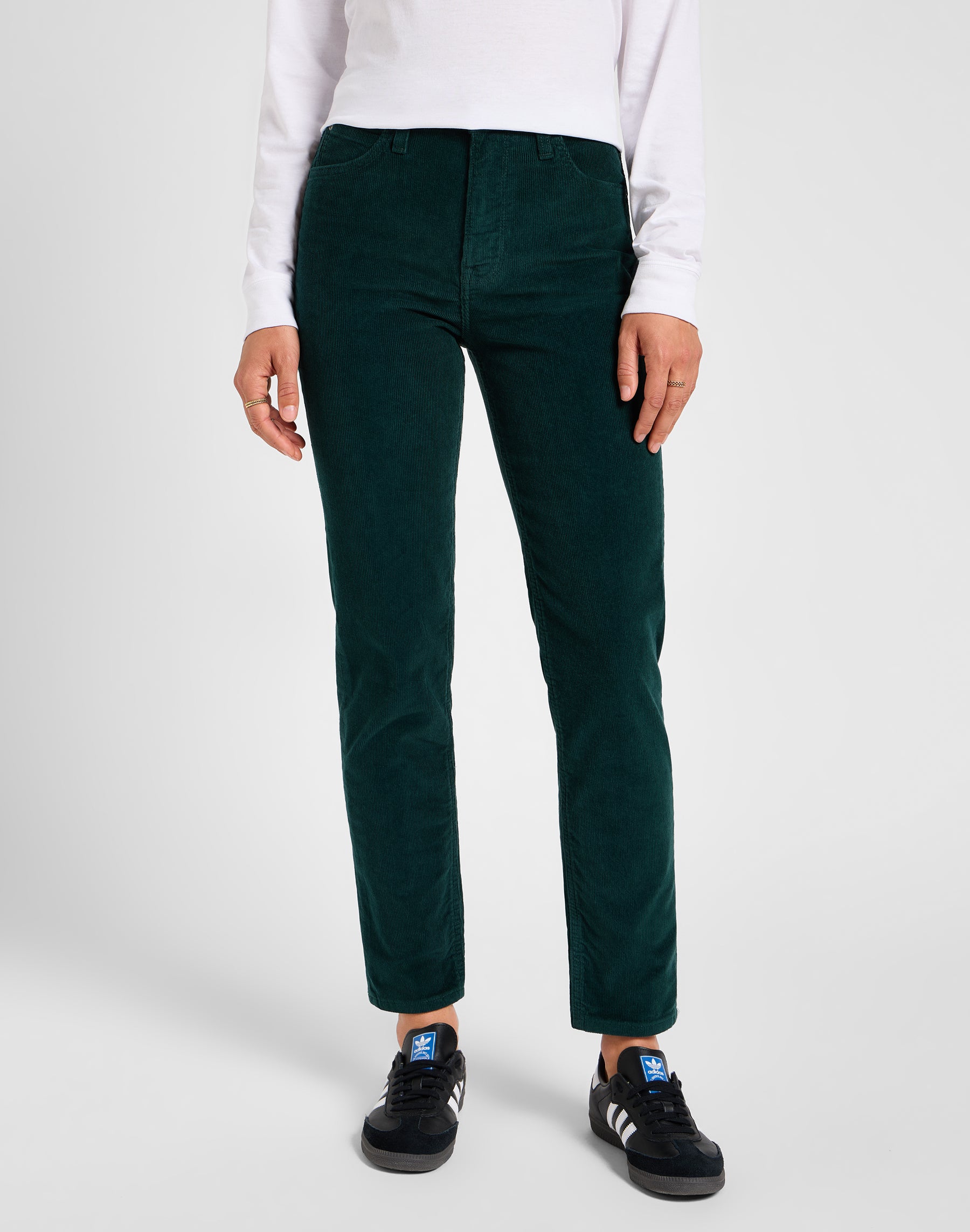 Carol in pantaloni color canna di fucile Lee