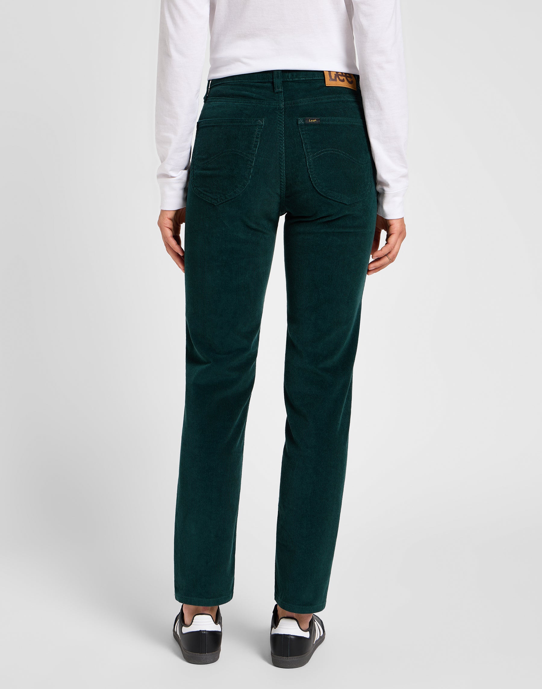 Carol in pantaloni color canna di fucile Lee