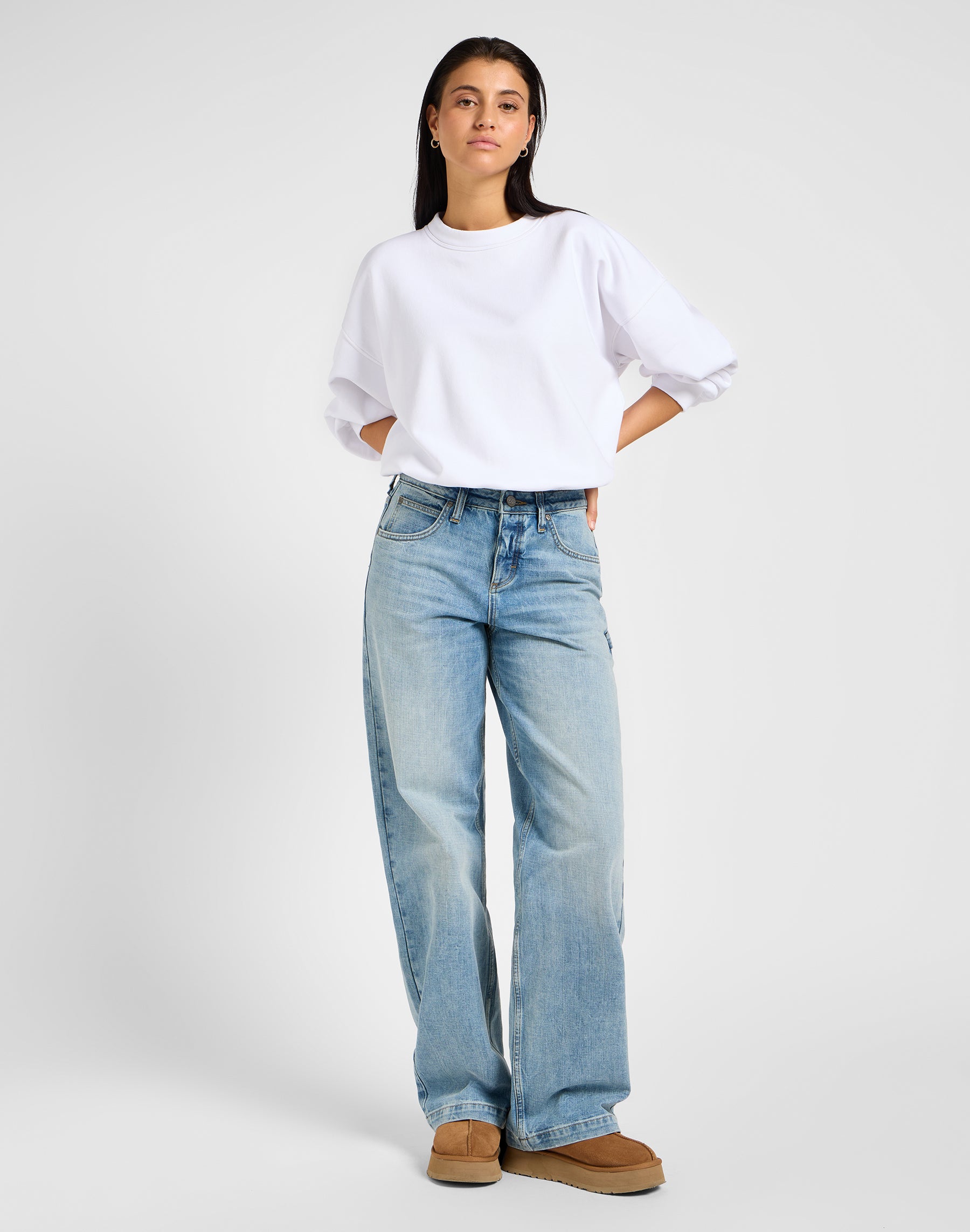 Carpentiere sciolto in jeans freschi di giornata Lee