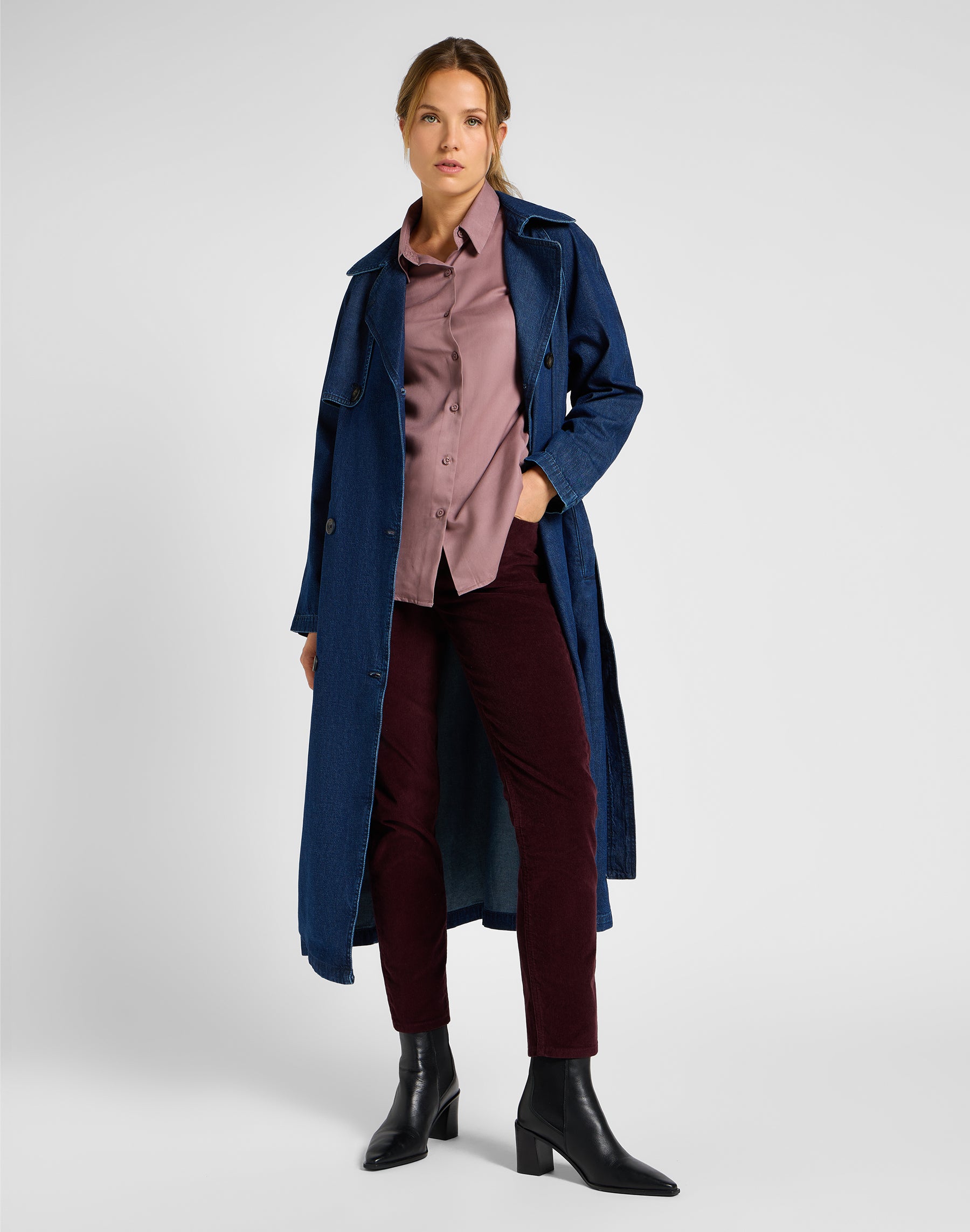 Carol in pantaloni di velluto Beet Lee