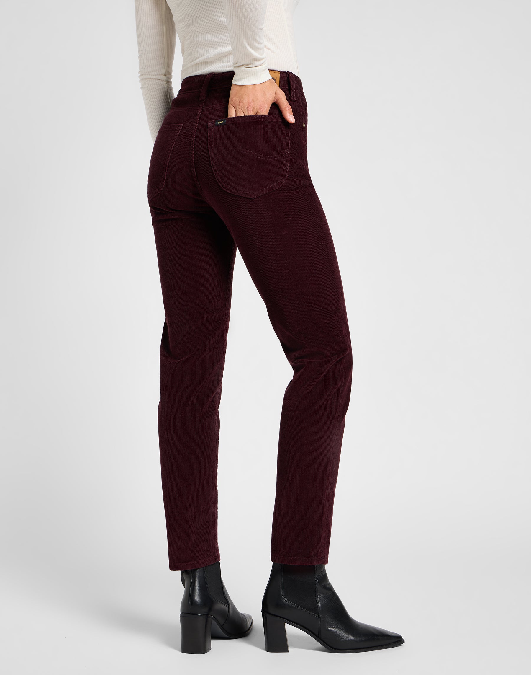 Carol in pantaloni di velluto Beet Lee