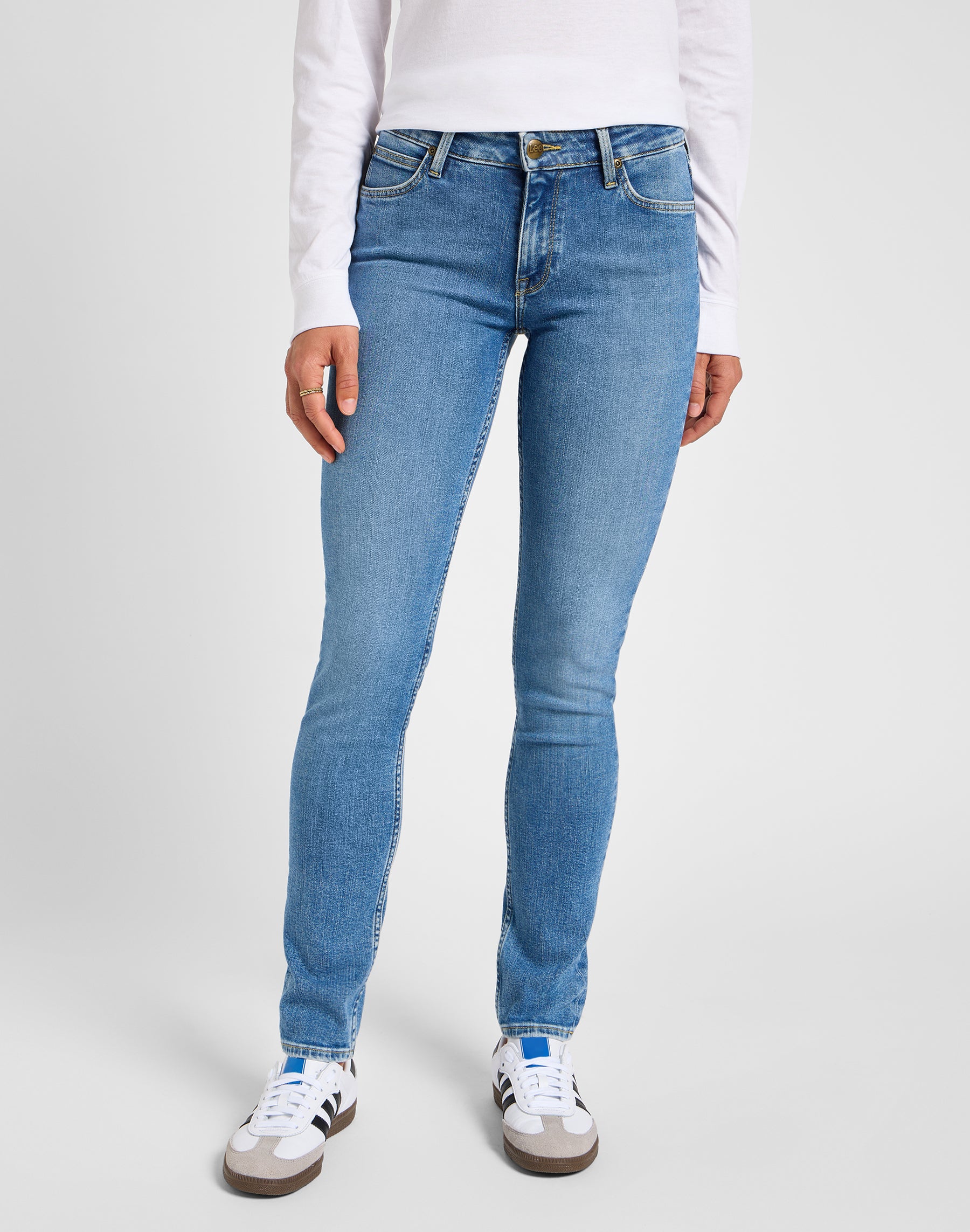 Elly in jeans Holding Back Lee
