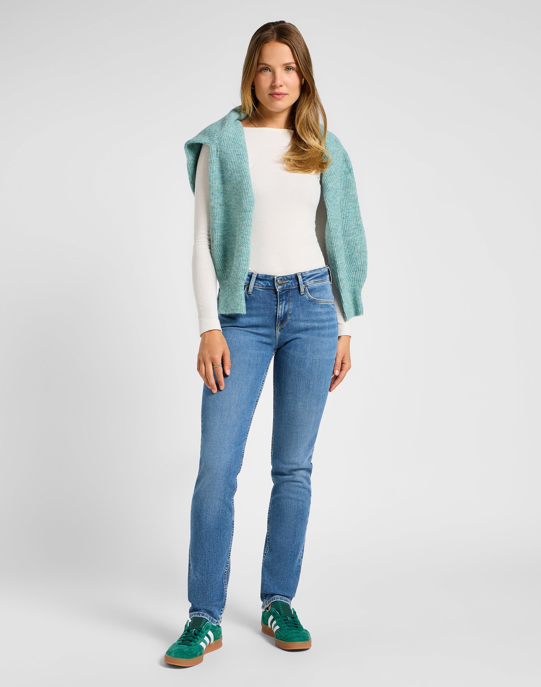 Marion Straight in jeans Holding Back Lee
