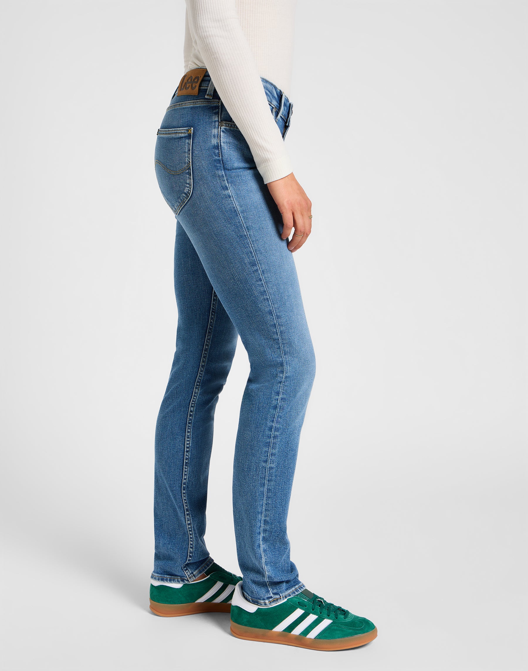 Marion Straight in jeans Holding Back Lee