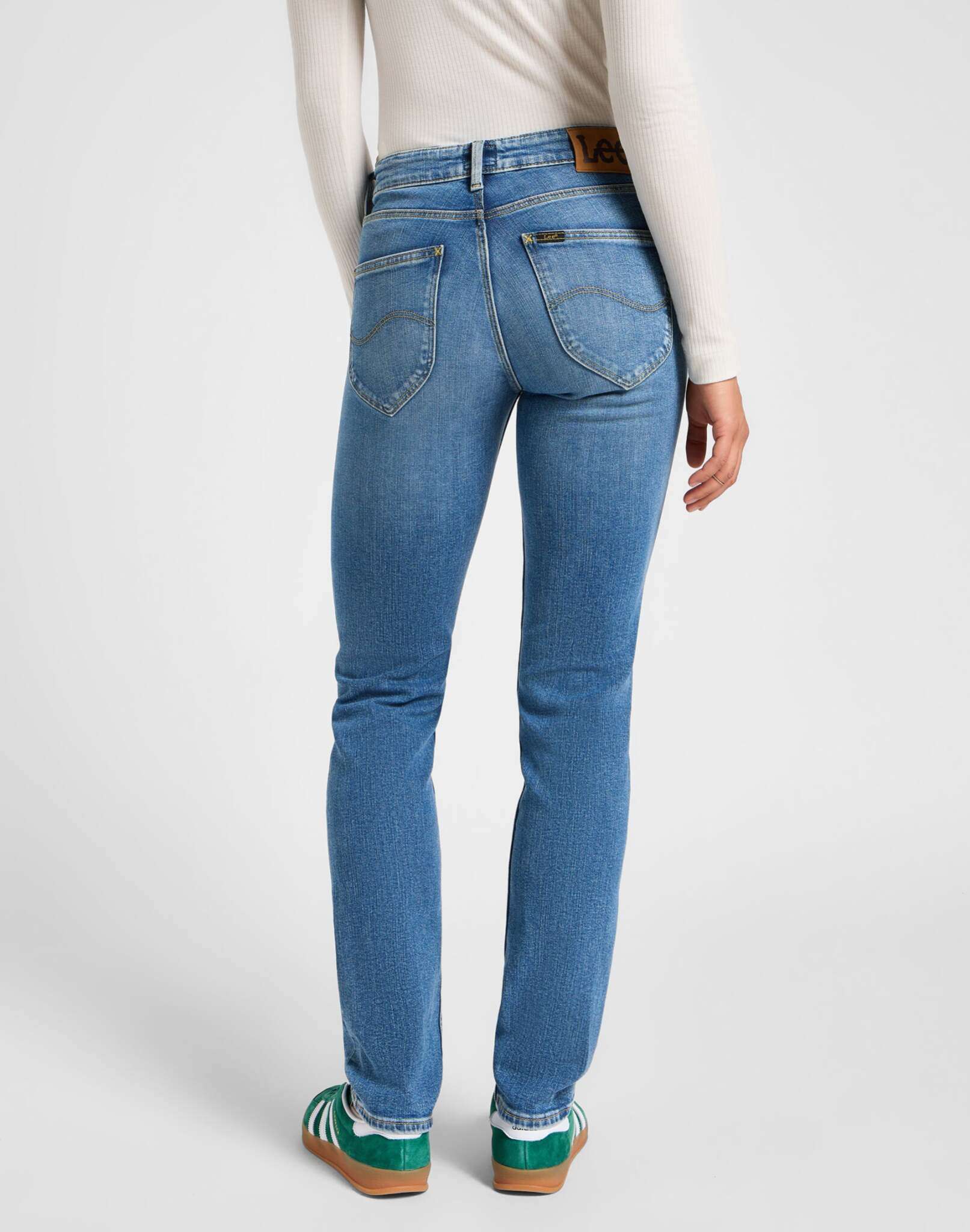 Marion Straight in jeans Holding Back Lee