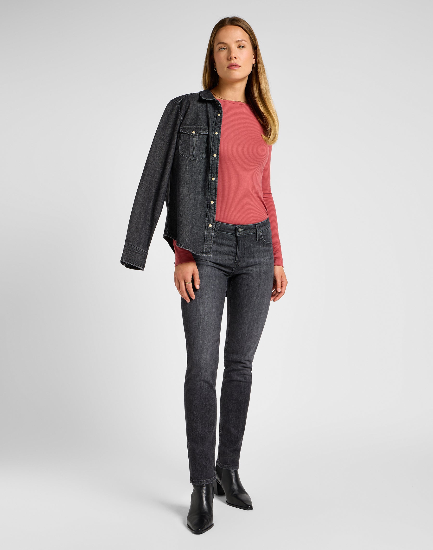 Elly in jeans Last Strike Lee