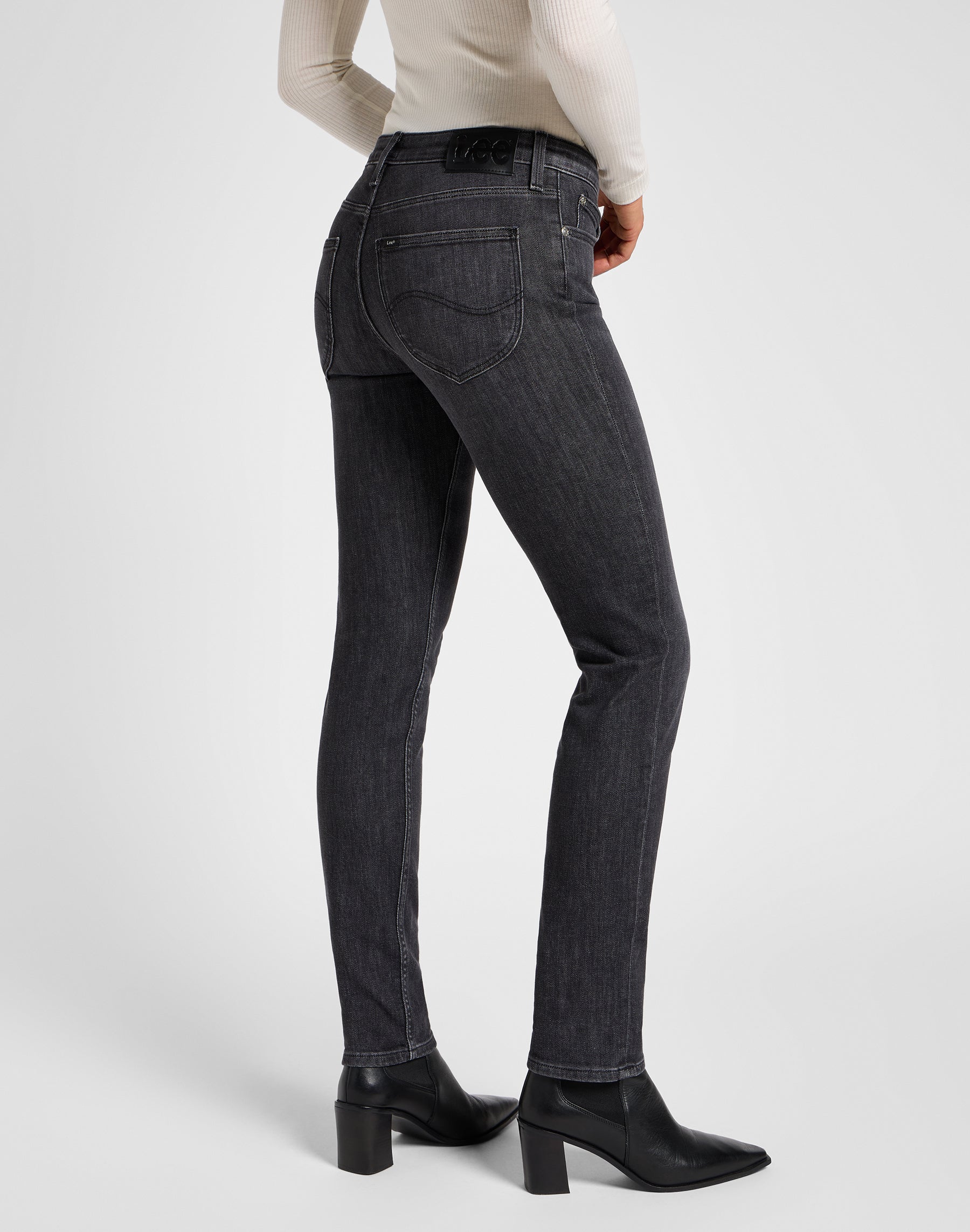 Elly in jeans Last Strike Lee