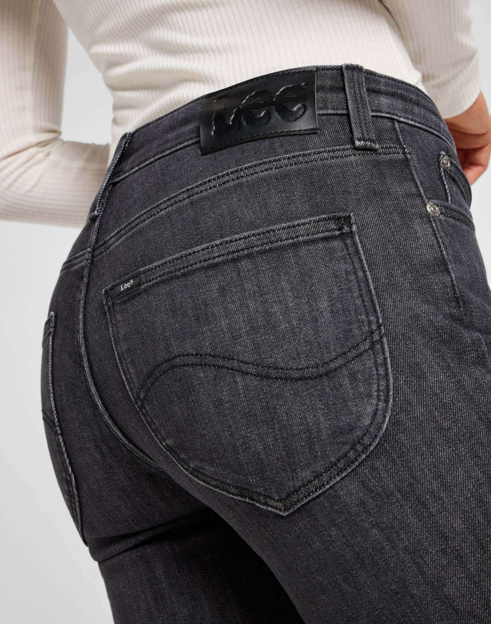 Elly in jeans Last Strike Lee