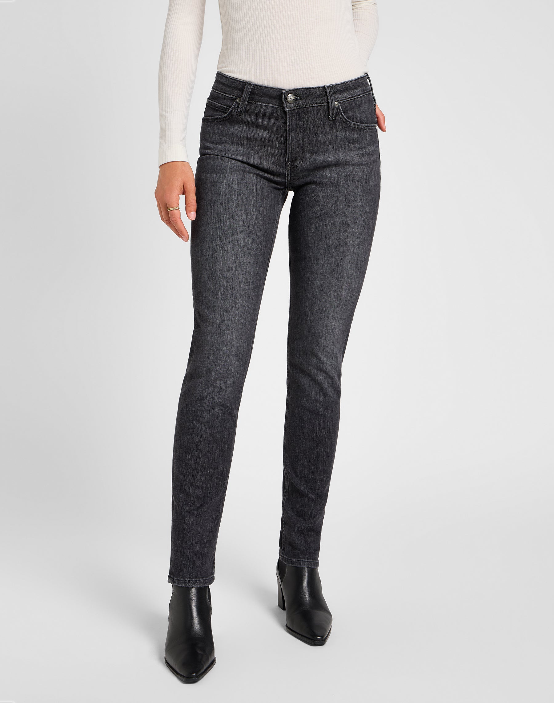 Elly in jeans Last Strike Lee