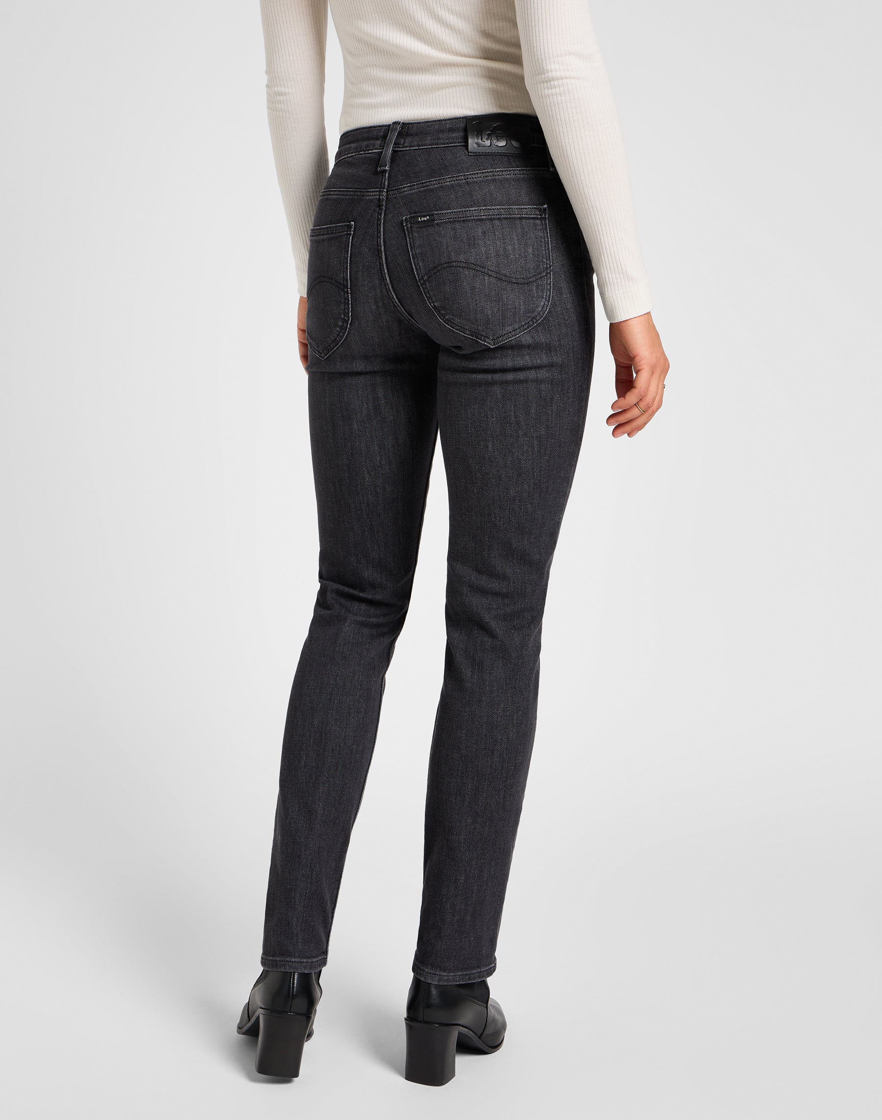 Elly in jeans Last Strike Lee
