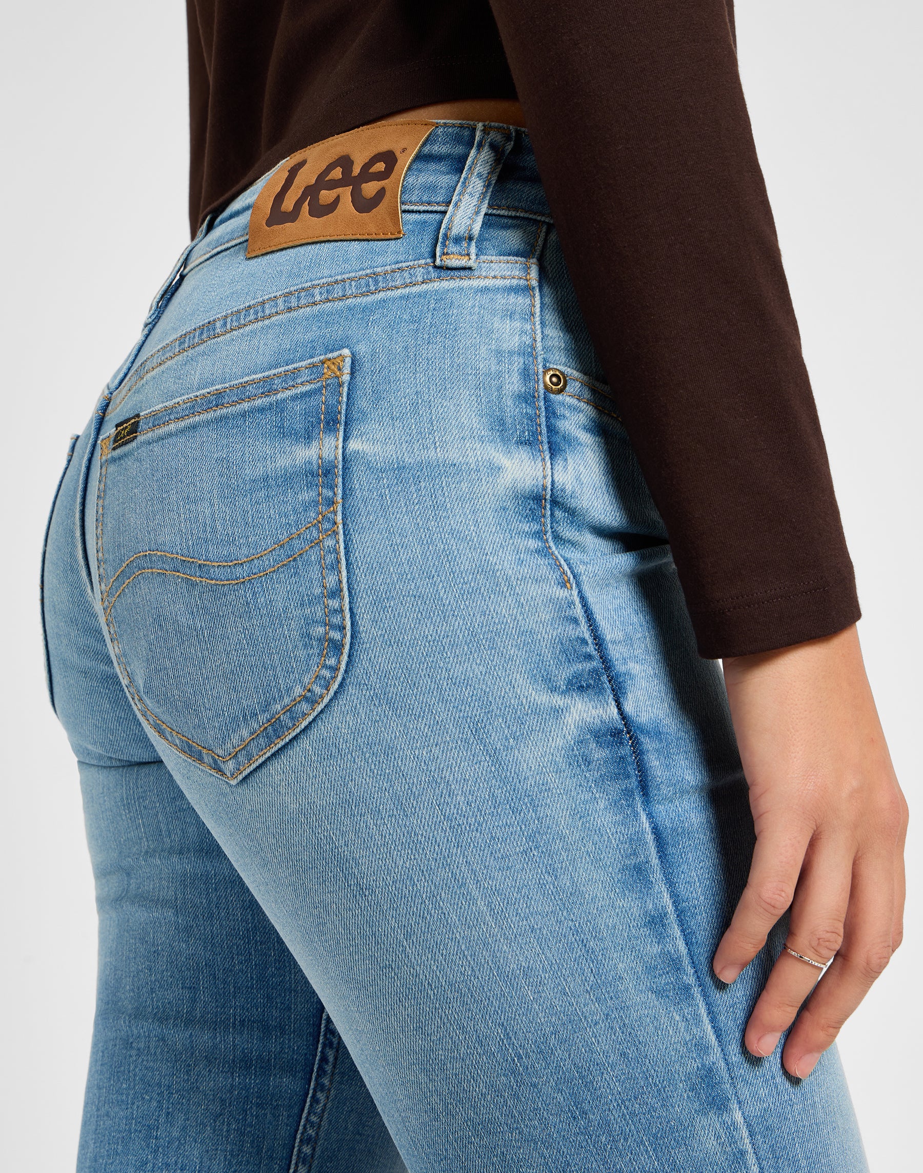 Jessica in jeans del segno dell'ascesa Lee