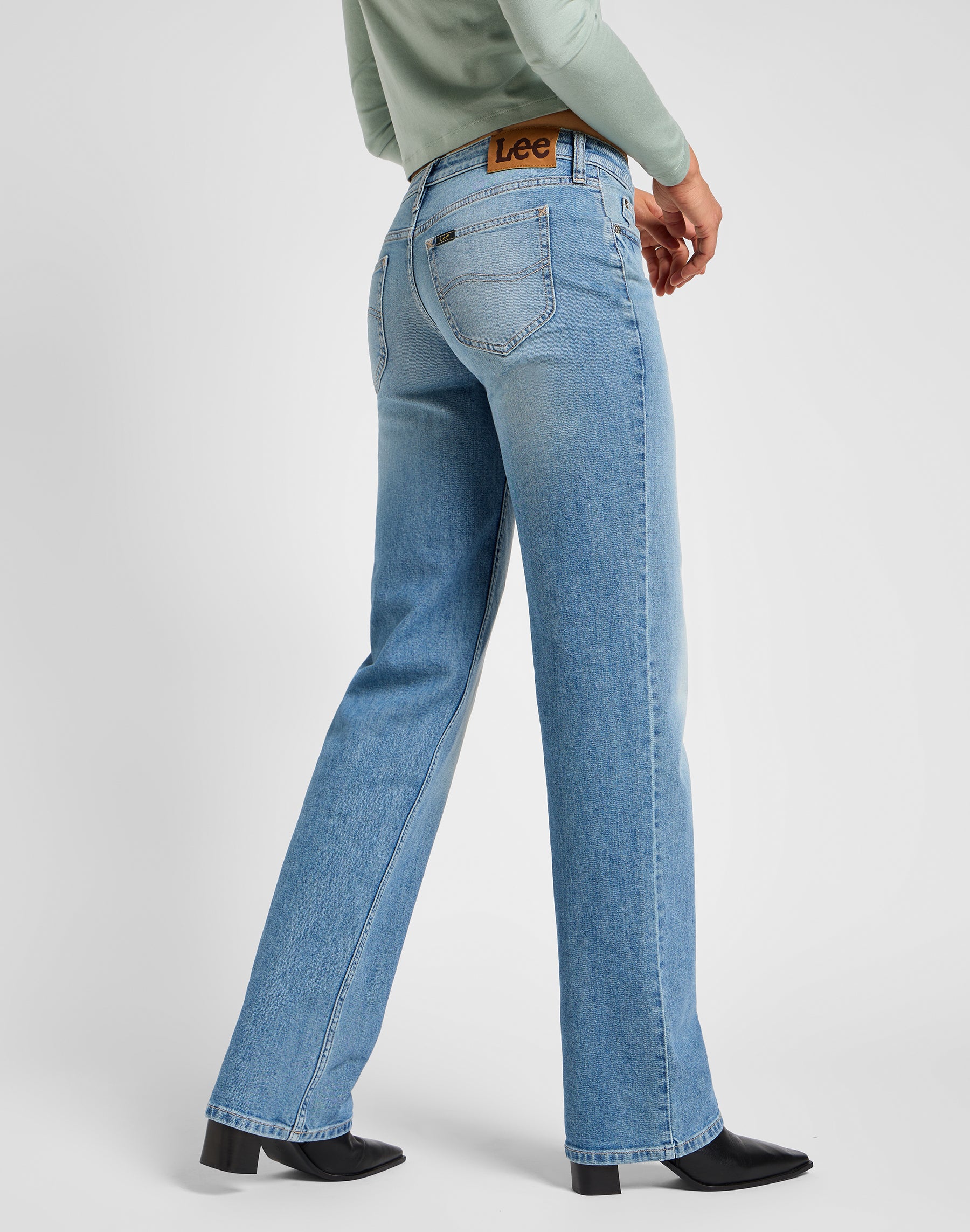 Zoe in jeans Just Right Lee