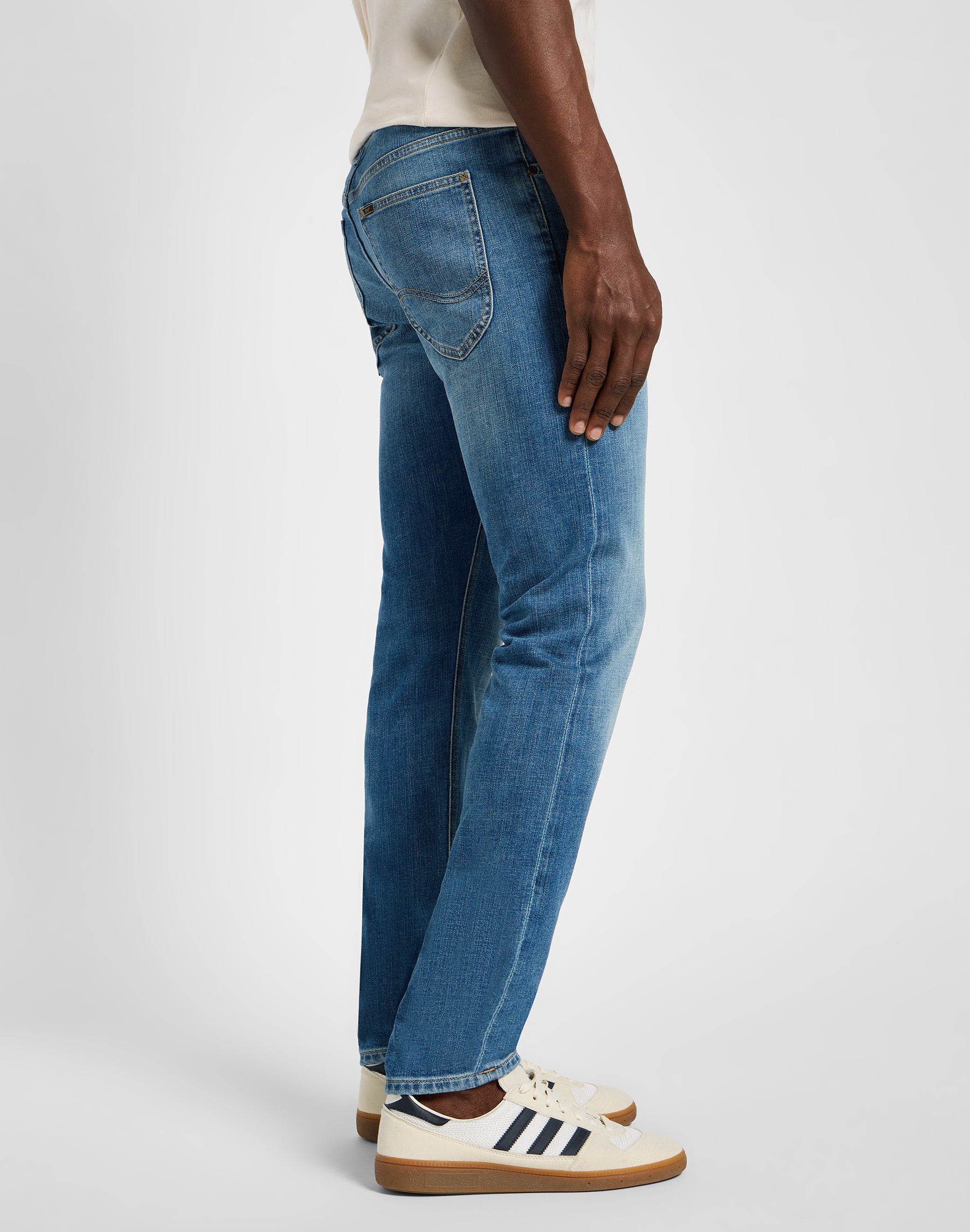 Malone in jeans Highland Lee