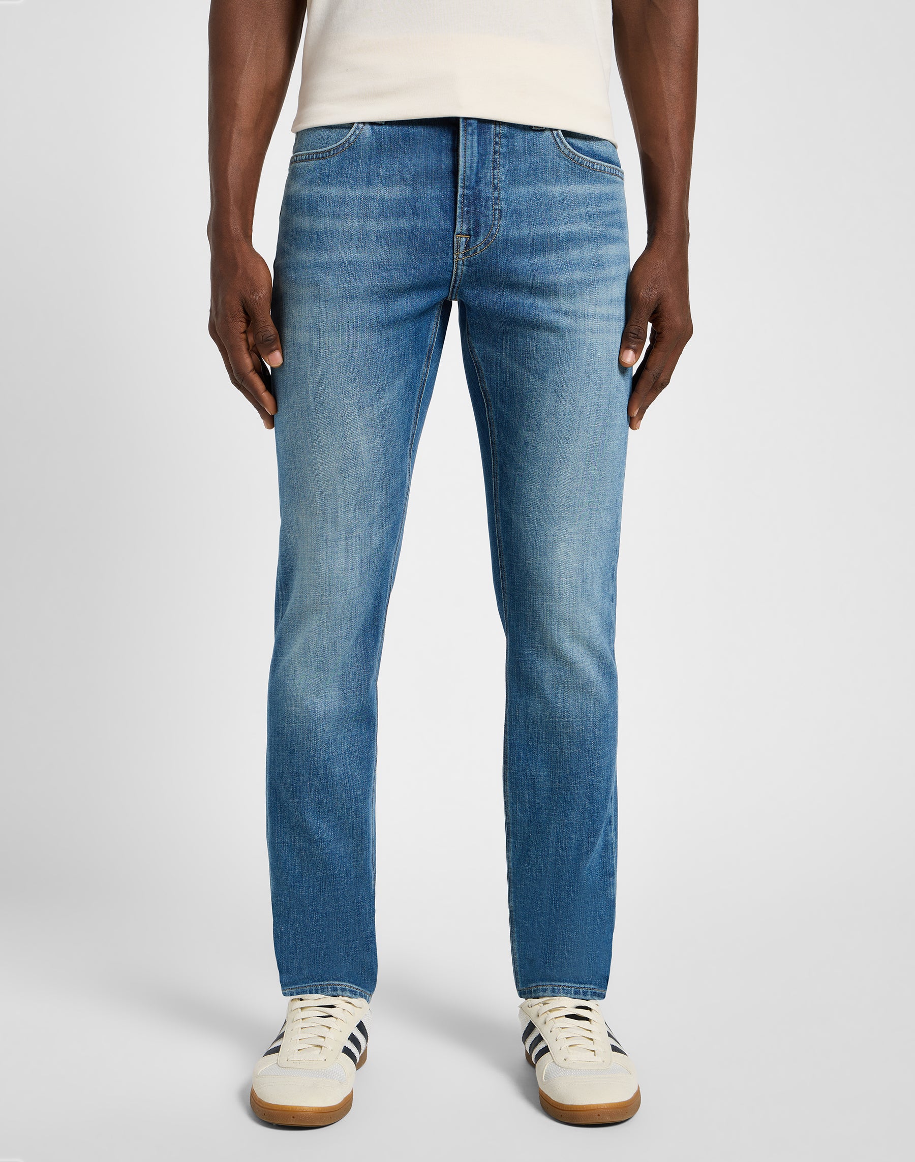 Malone in jeans Highland Lee