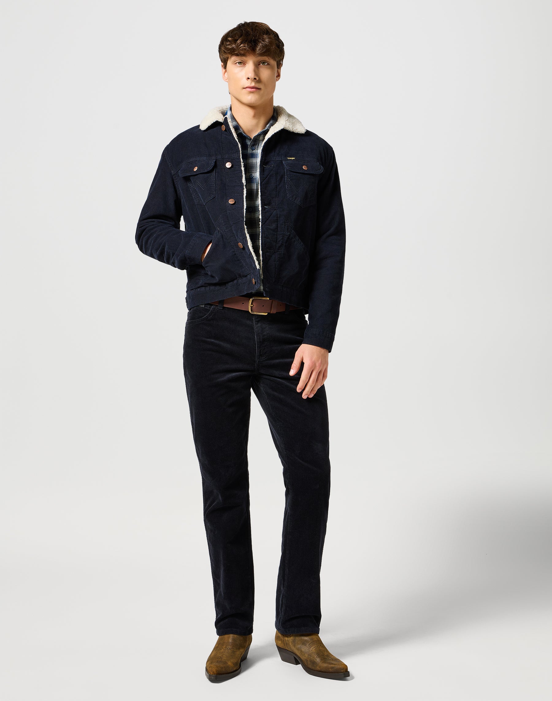 Texas in pantaloni neri Wrangler