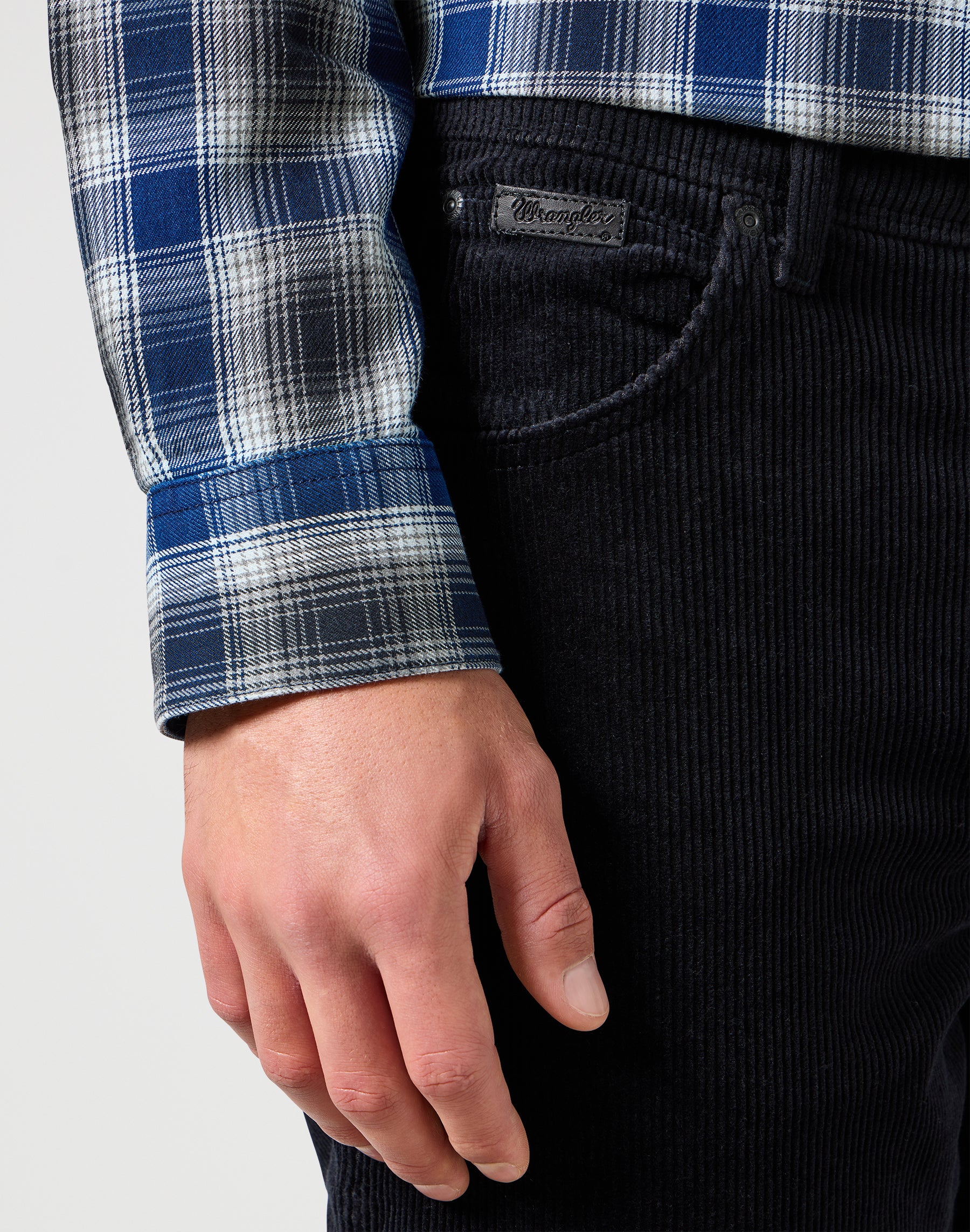 Texas in pantaloni neri Wrangler