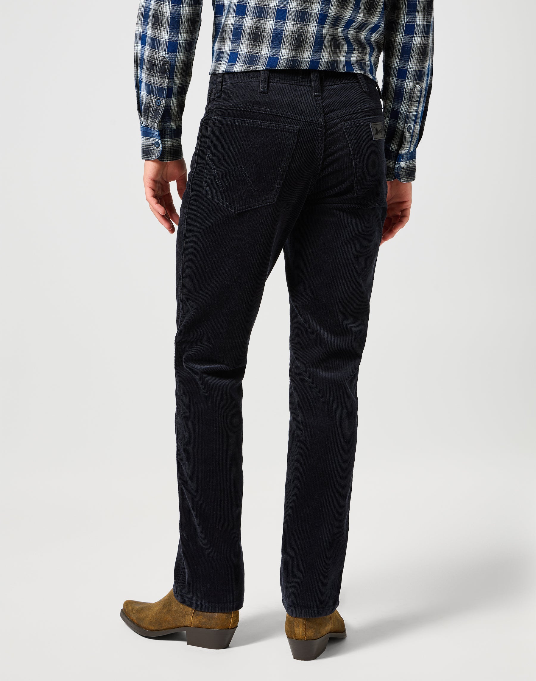 Texas in pantaloni neri Wrangler