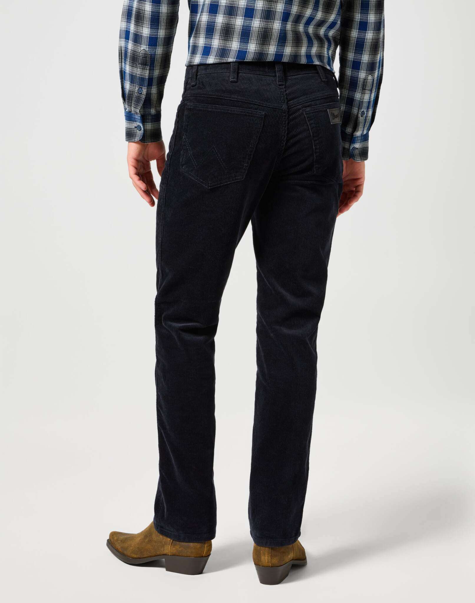 Texas in pantaloni neri Wrangler