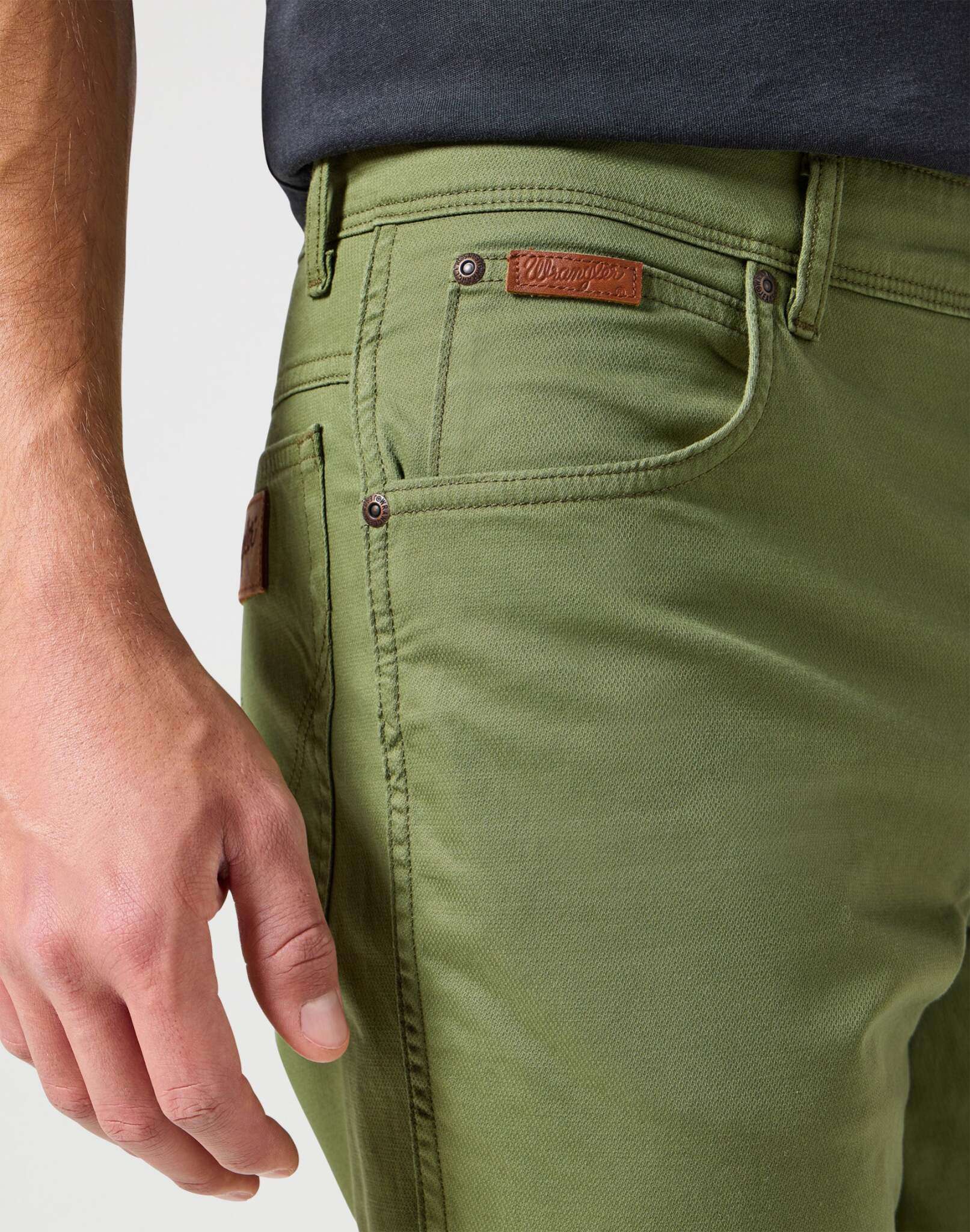 Pantaloni Texas in Dusty Olive Wrangler