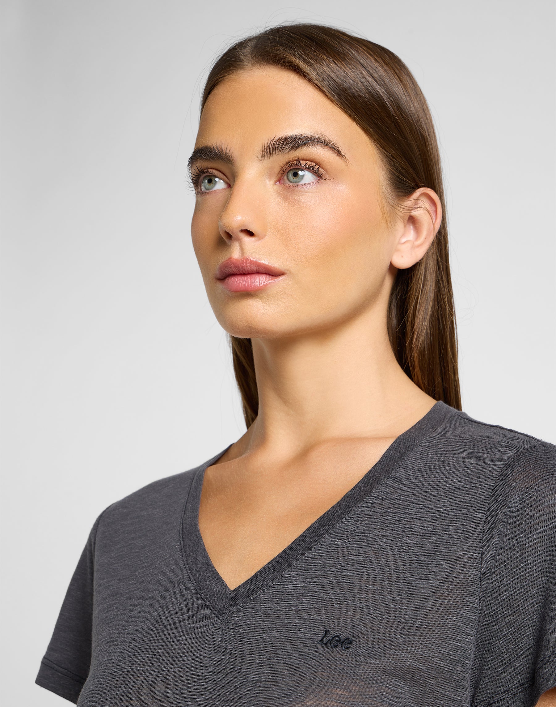 T-shirt con scollo a V in nero Lee