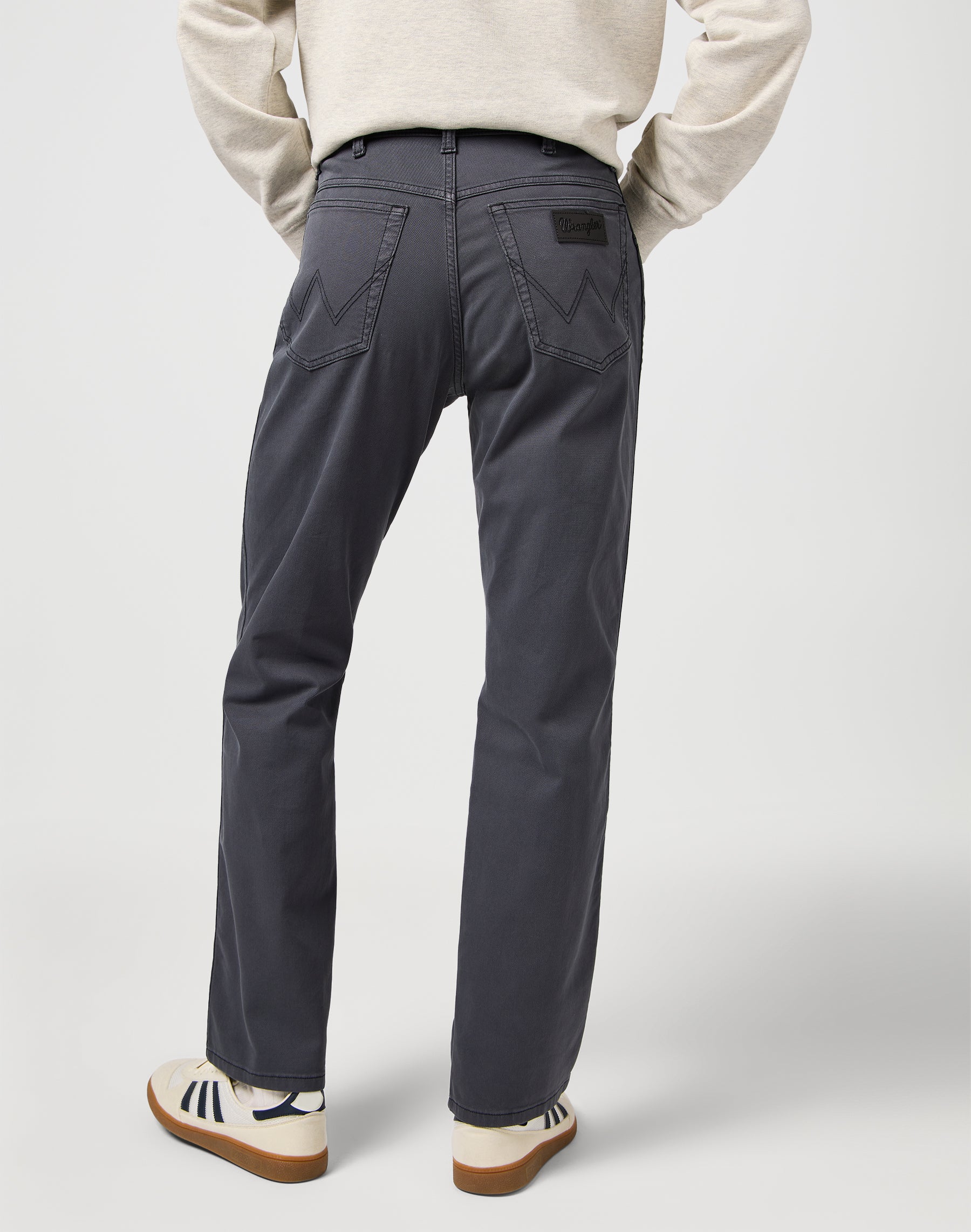 Texas in pantaloni neri sbiaditi Wrangler