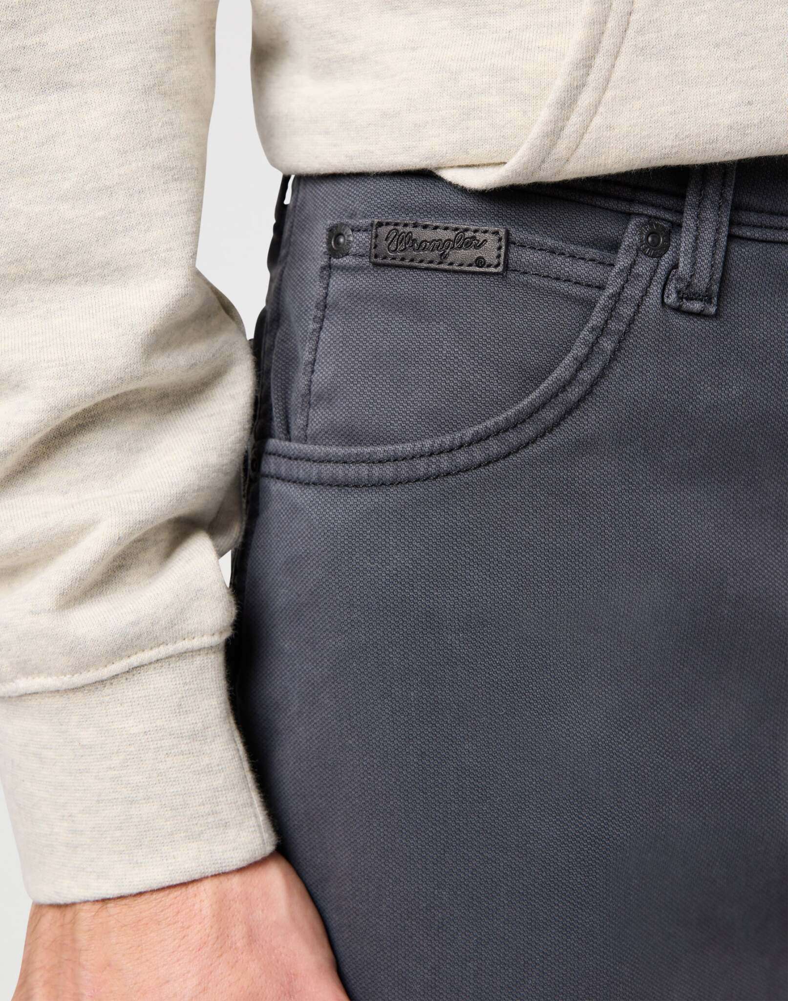 Texas in pantaloni neri sbiaditi Wrangler