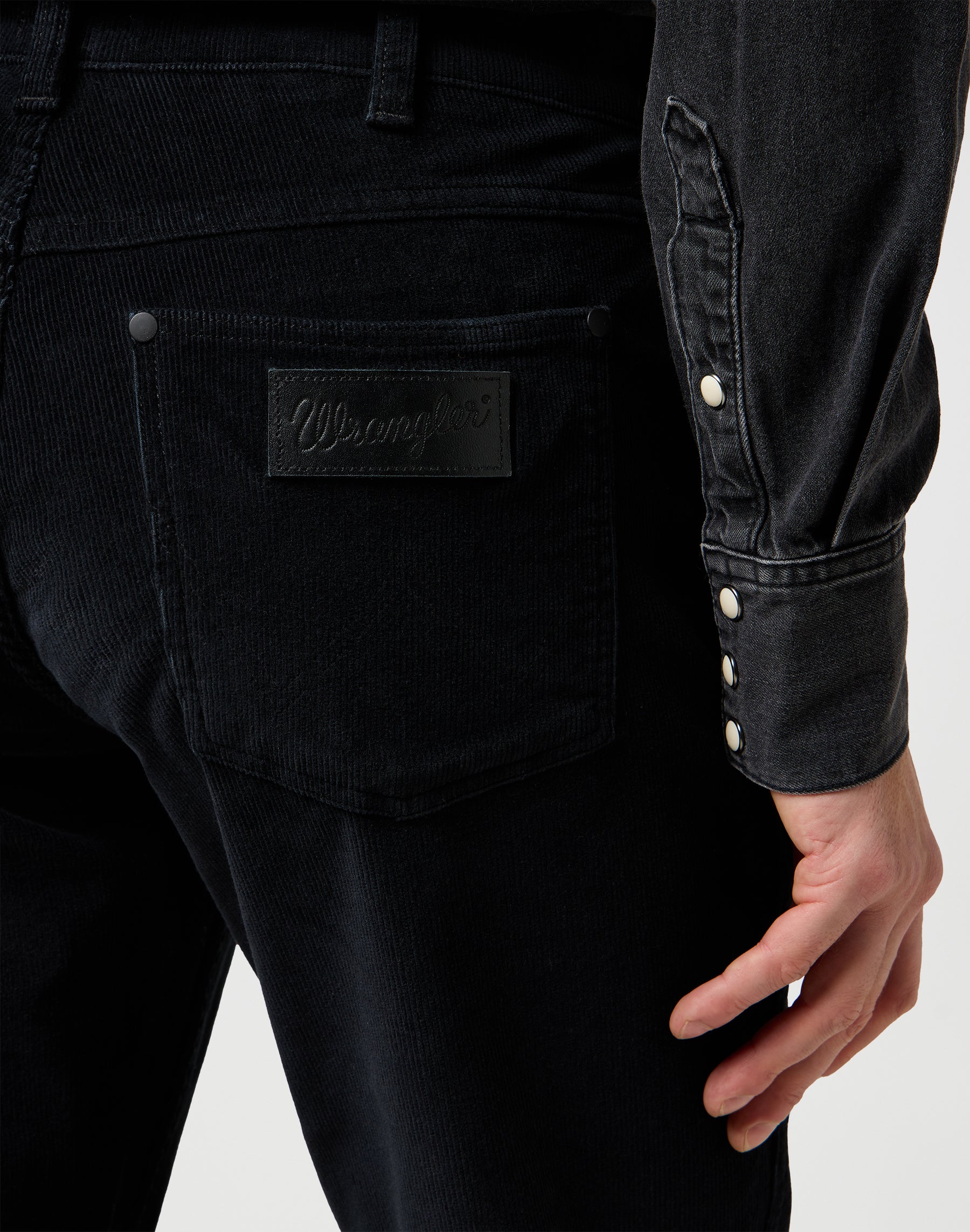 Greensboro in pantaloni neri Wrangler